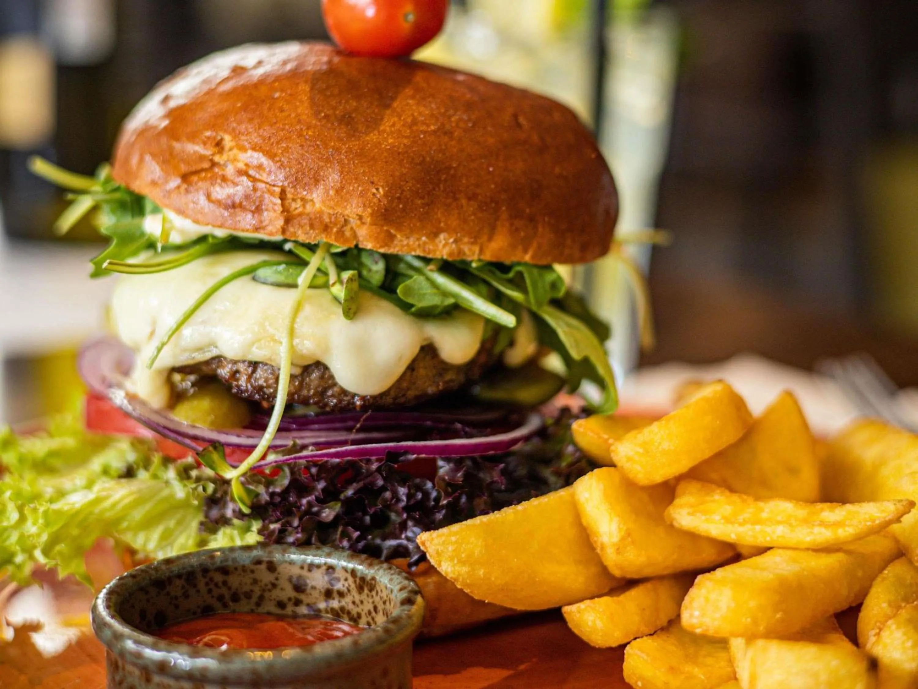 Restaurant/places to eat in Novotel Poznań Malta