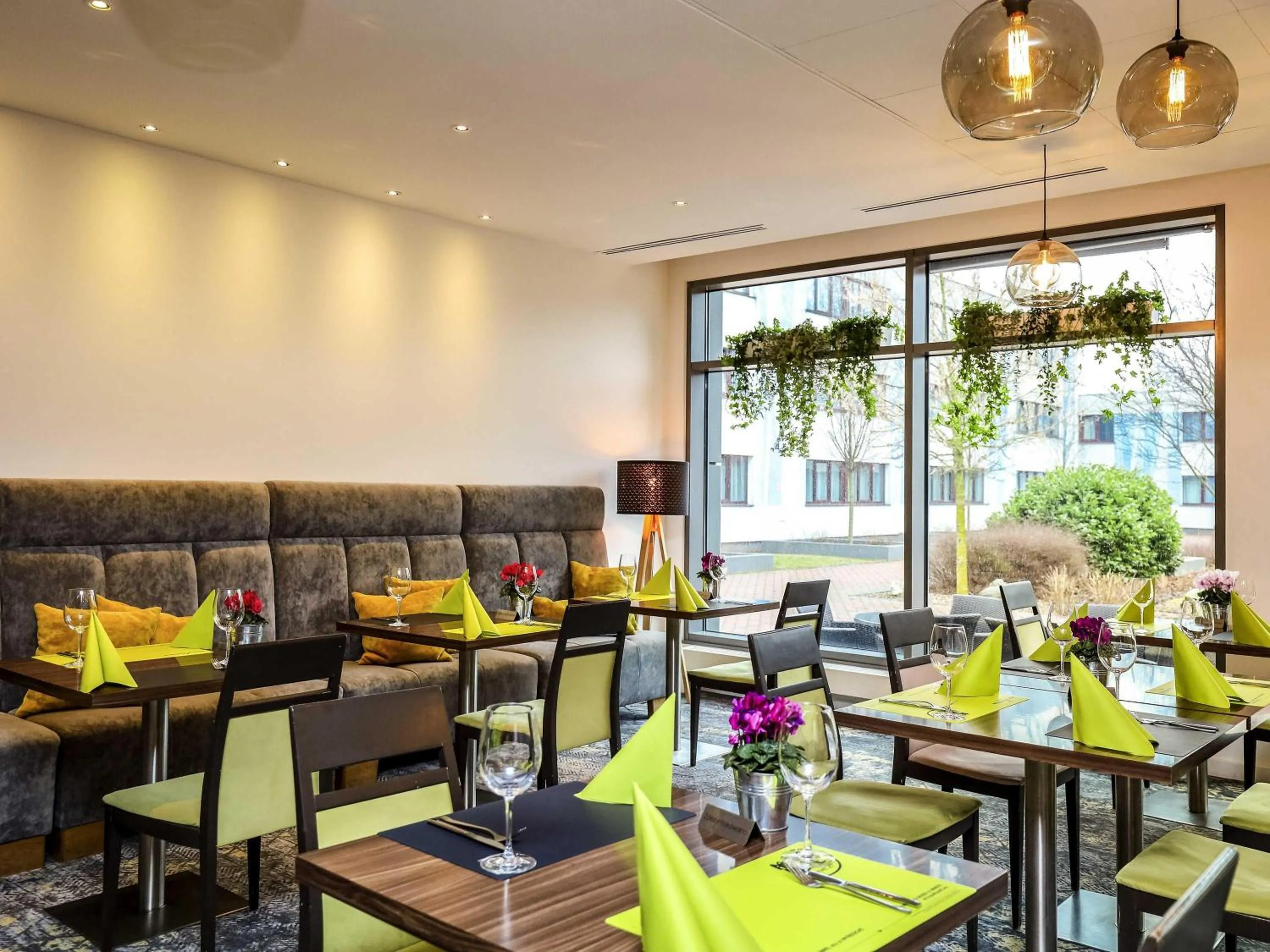 Restaurant/places to eat in Novotel Poznań Malta