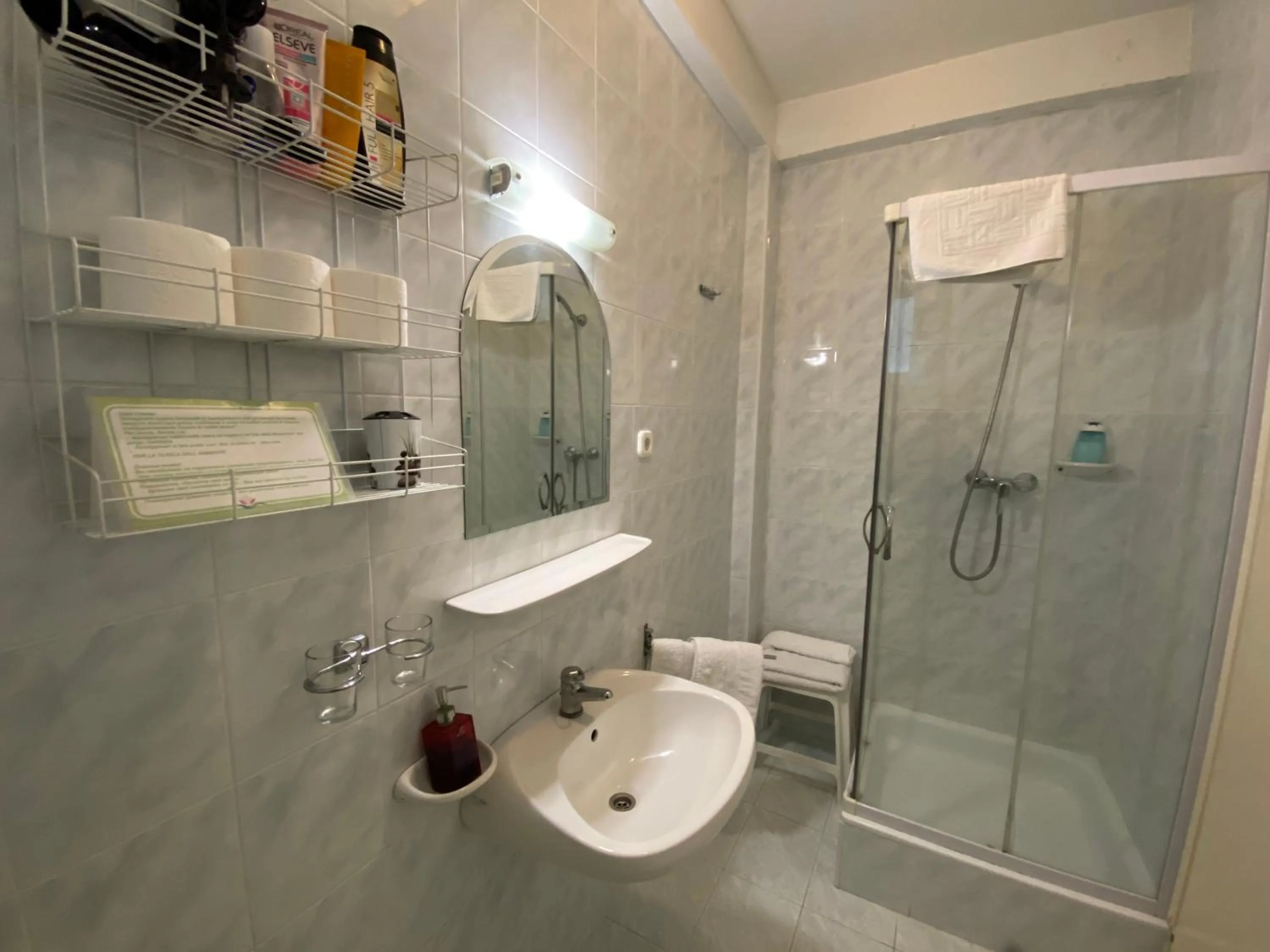 Shower in Villa Valeria Heviz