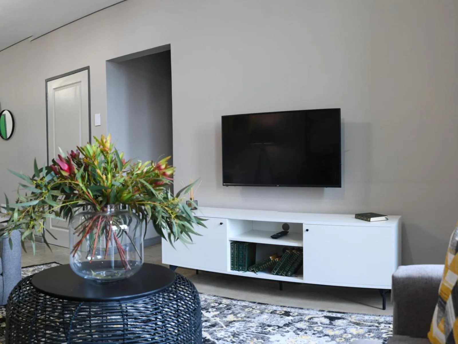 TV and multimedia in Next To Apartment Hotel