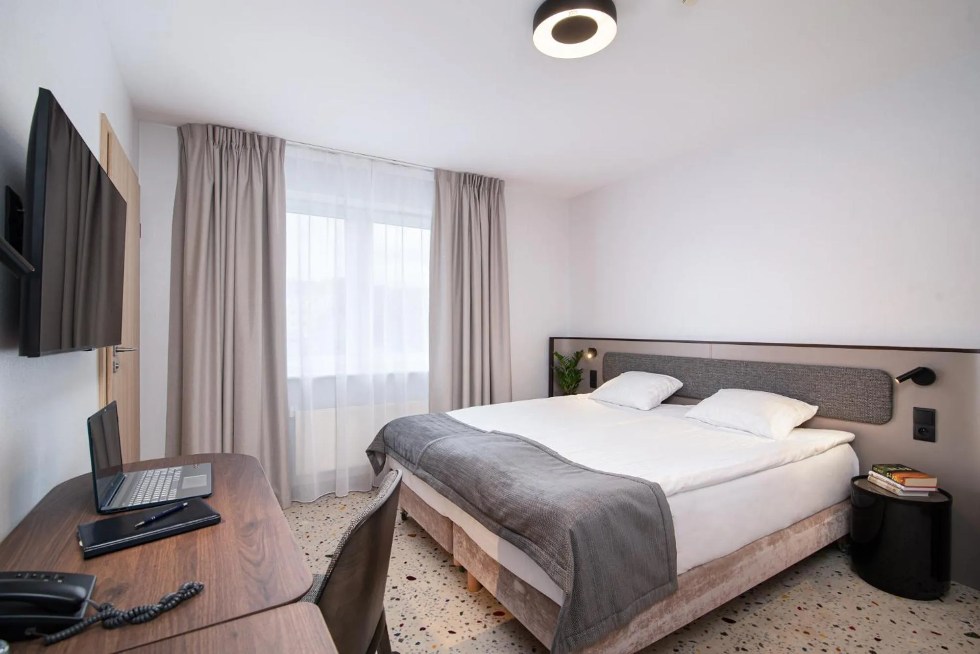 Communal lounge/ TV room, Bed in Antares Hotel