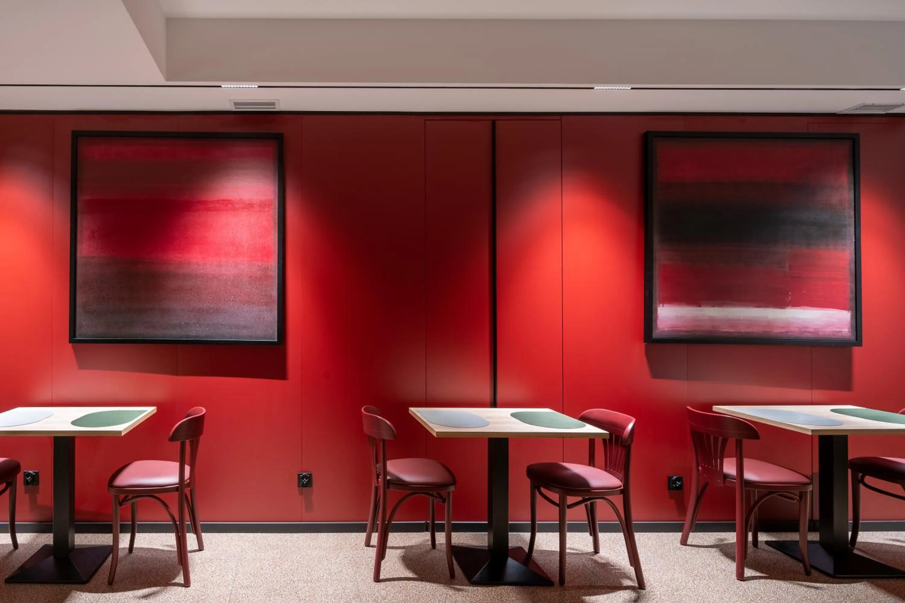 Restaurant/places to eat in Antares Hotel