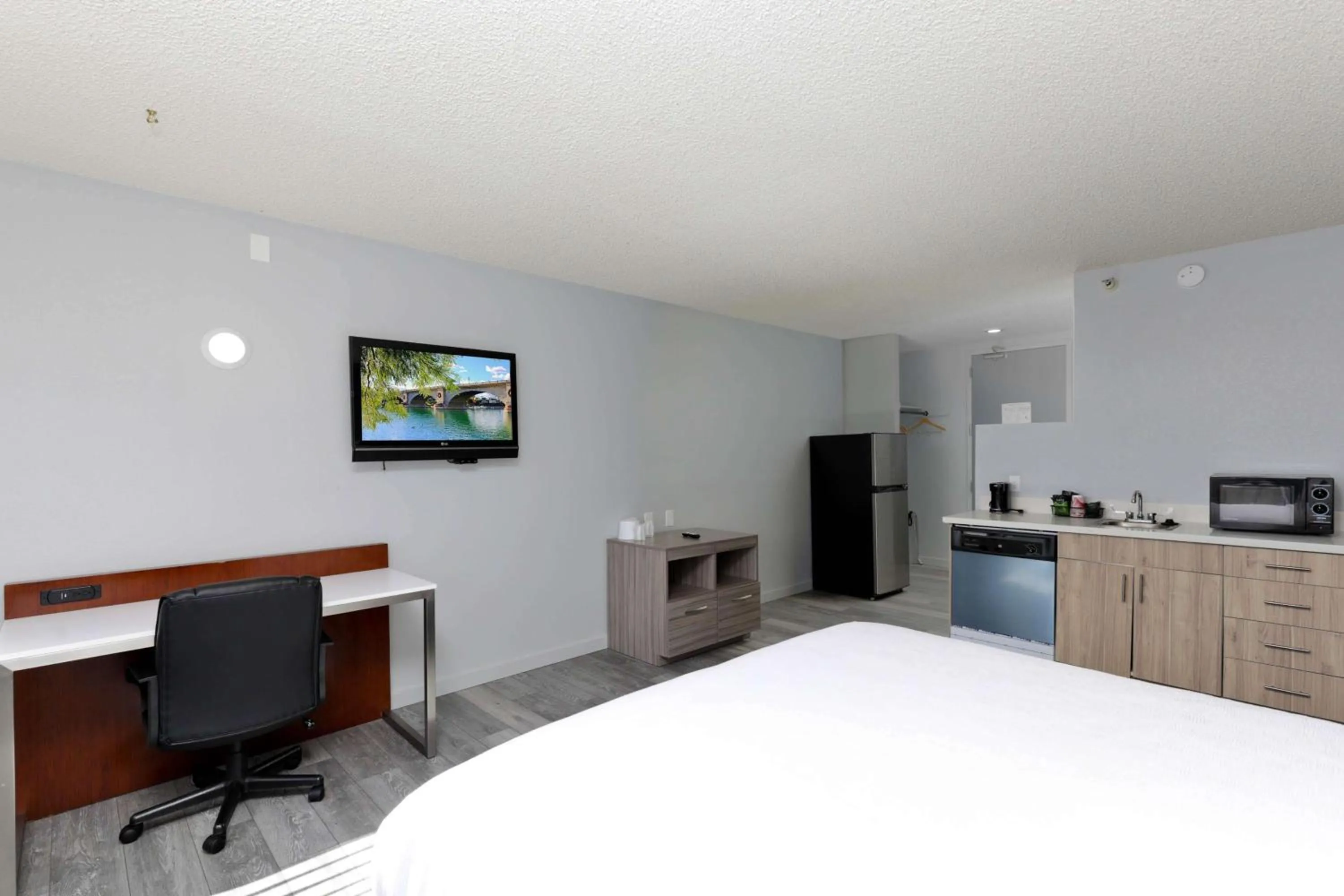 Photo of the whole room, Bed in Studio 6 Suites Lake Havasu City AZ