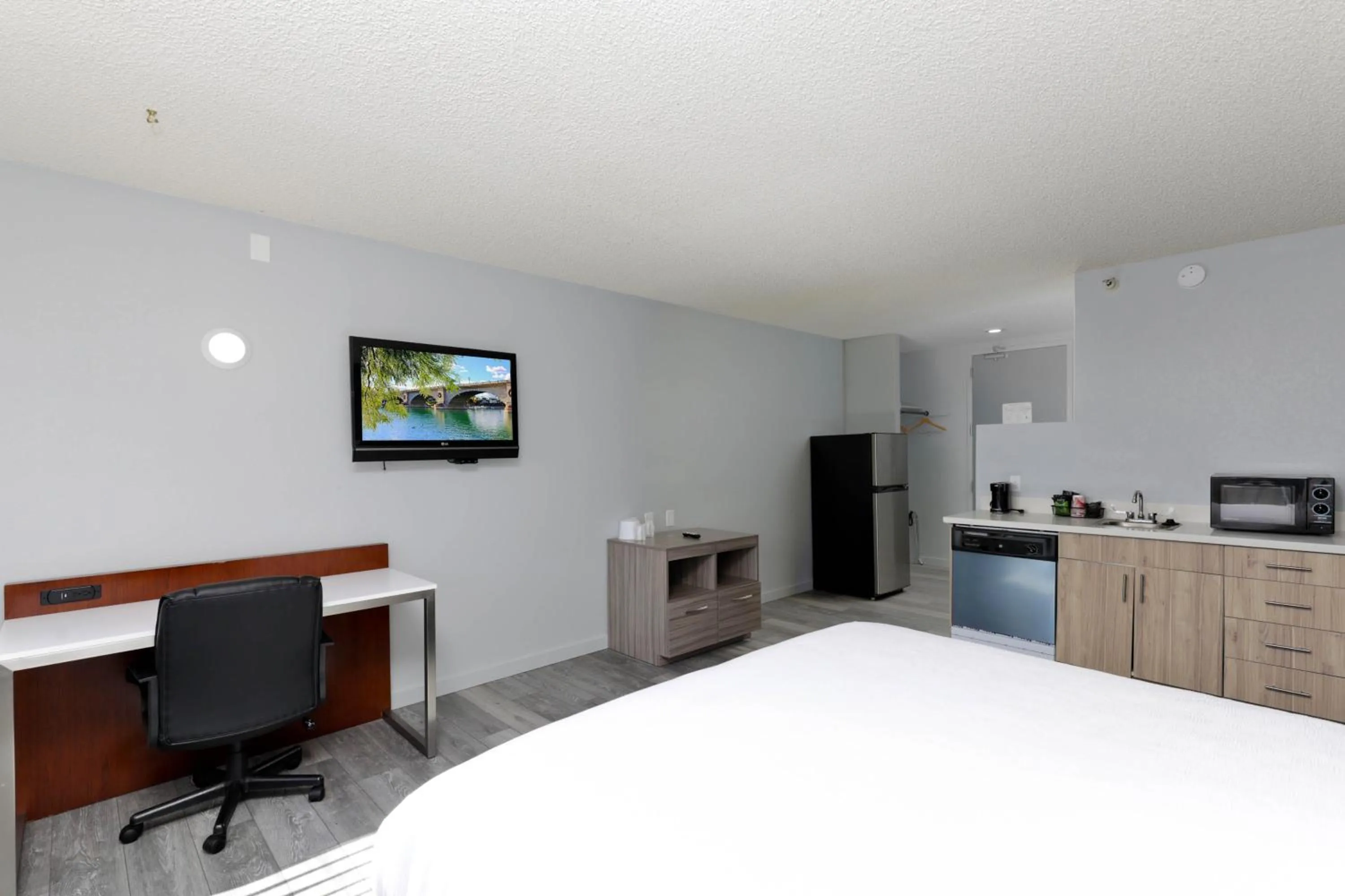 Bedroom, Bed in Studio 6 Suites Lake Havasu City AZ