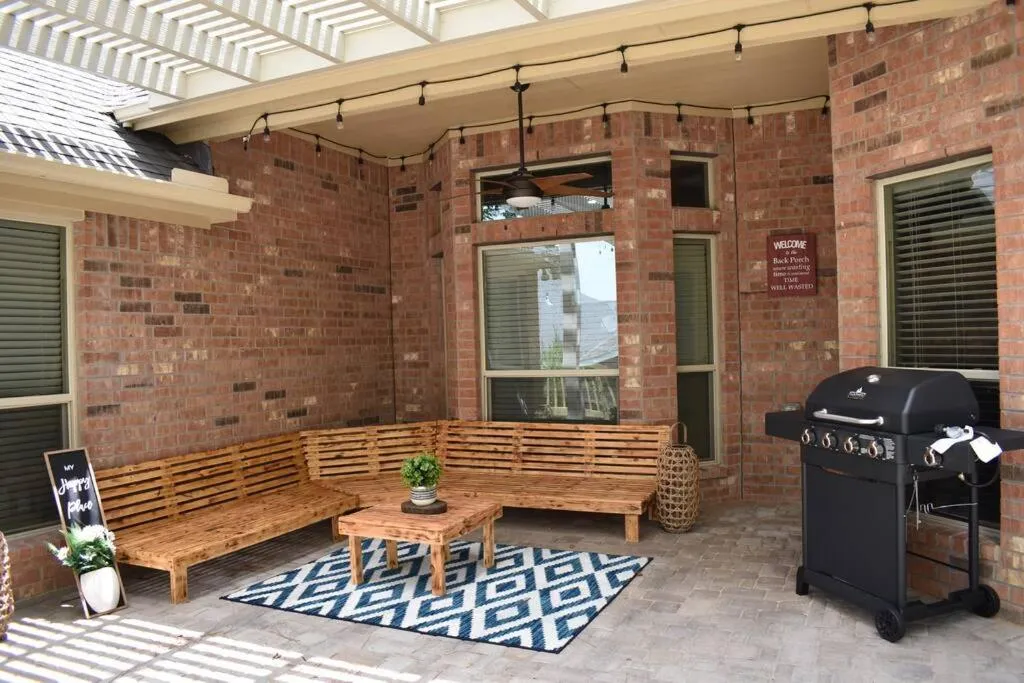 Spacious Conroe Home around 4 miles to the Lake