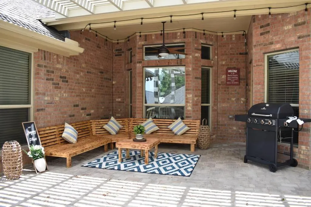 Spacious Conroe Home around 4 miles to the Lake