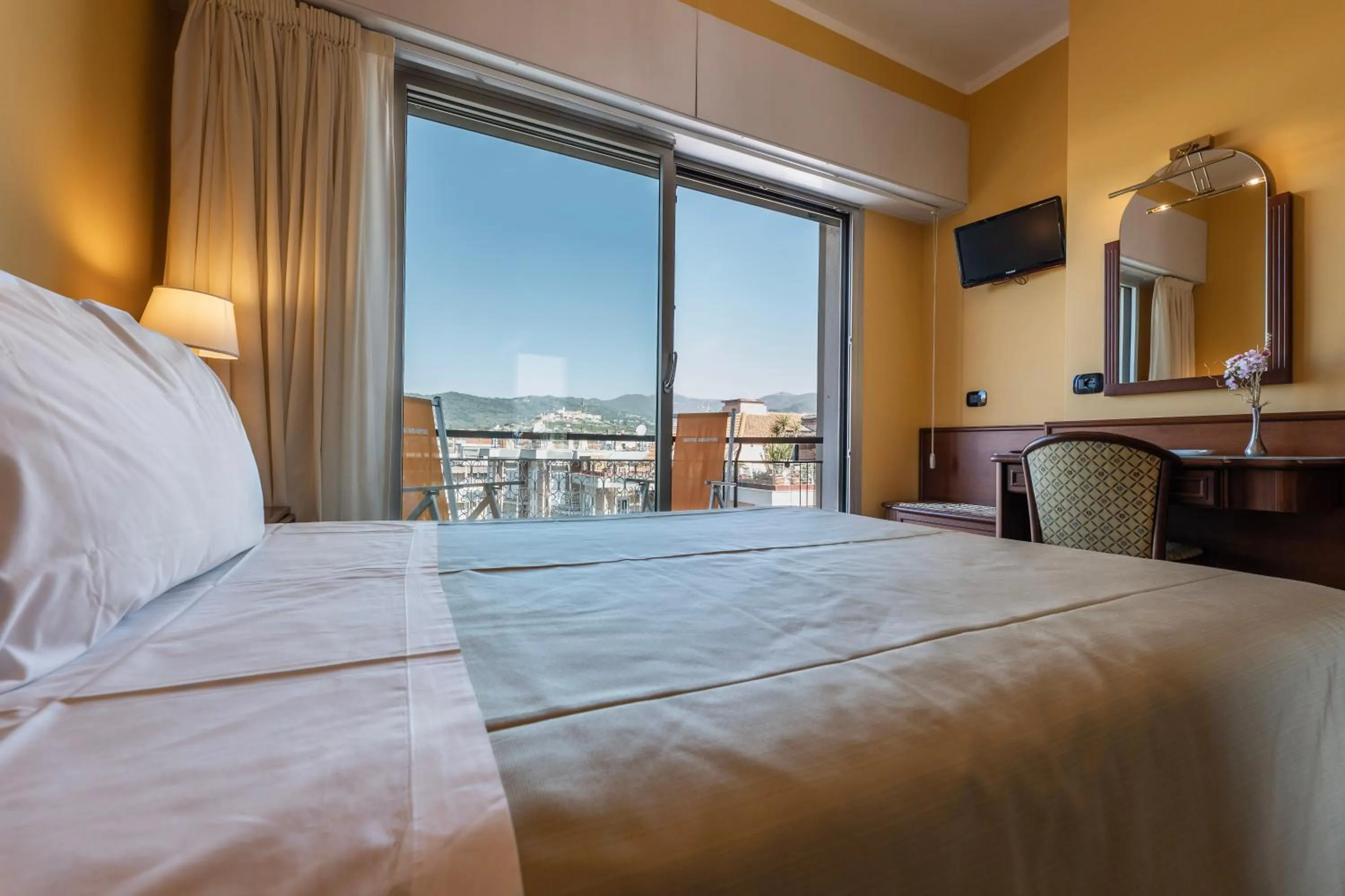 Bed in Hotel Bellevue Et Mediterranée