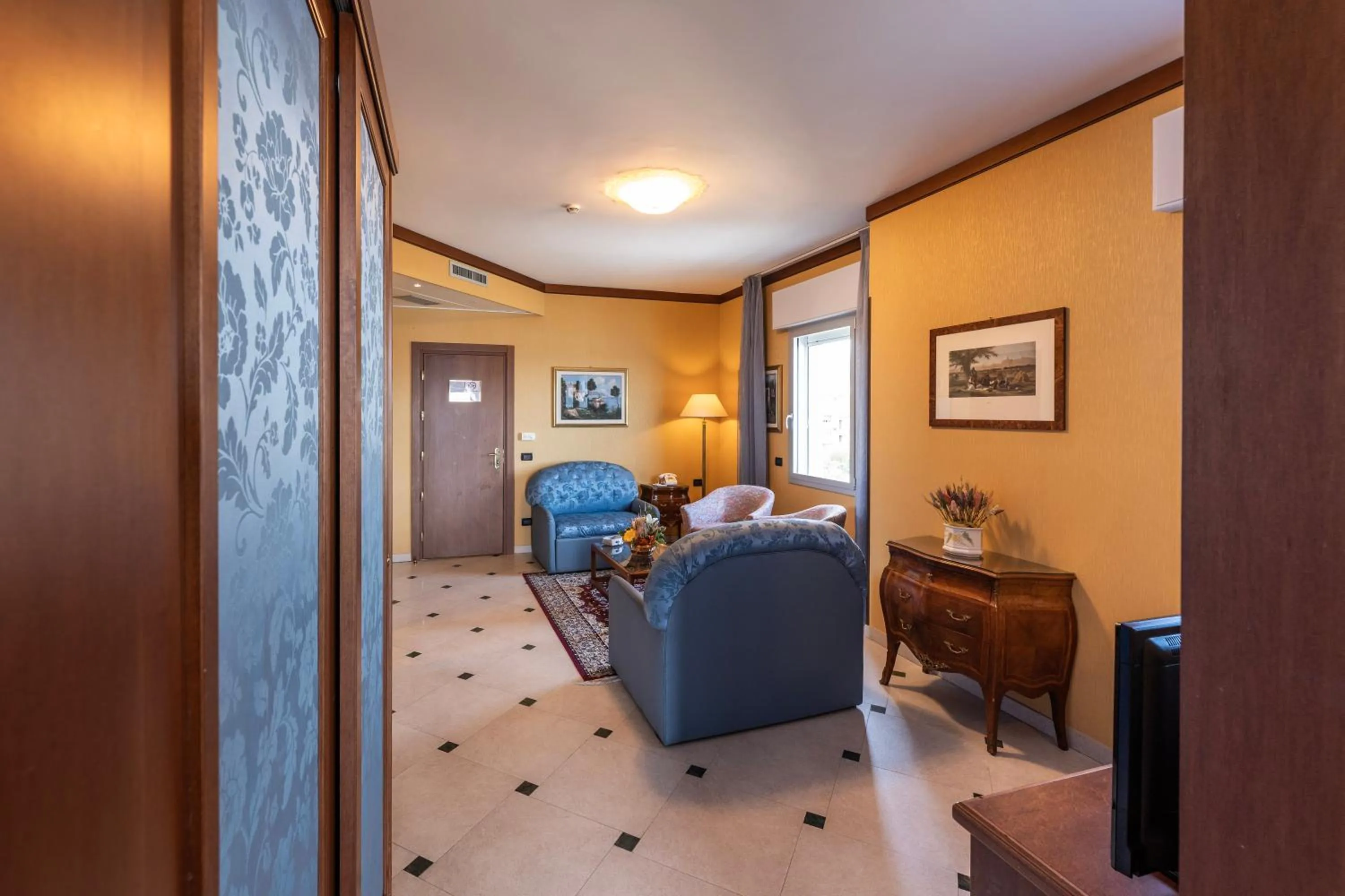 TV and multimedia in Hotel Bellevue Et Mediterranée