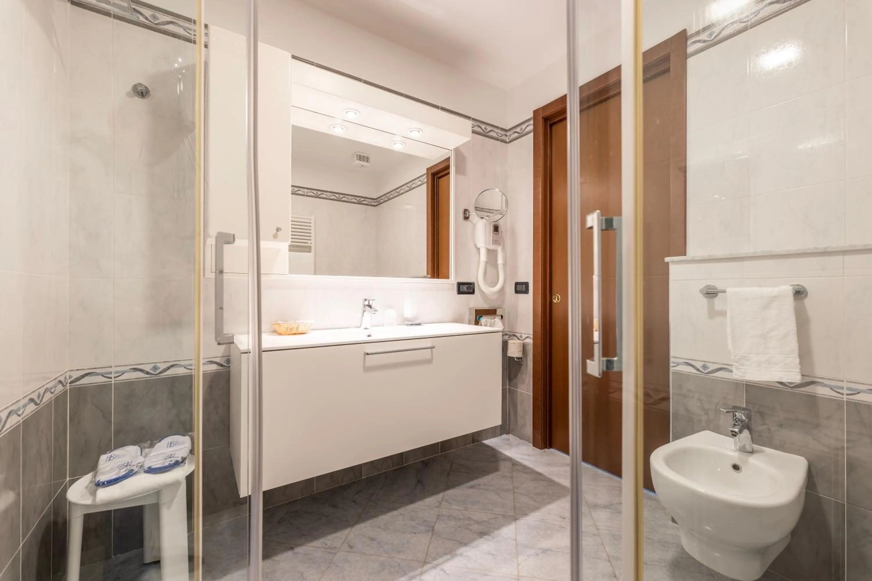 Shower in Hotel Bellevue Et Mediterranée