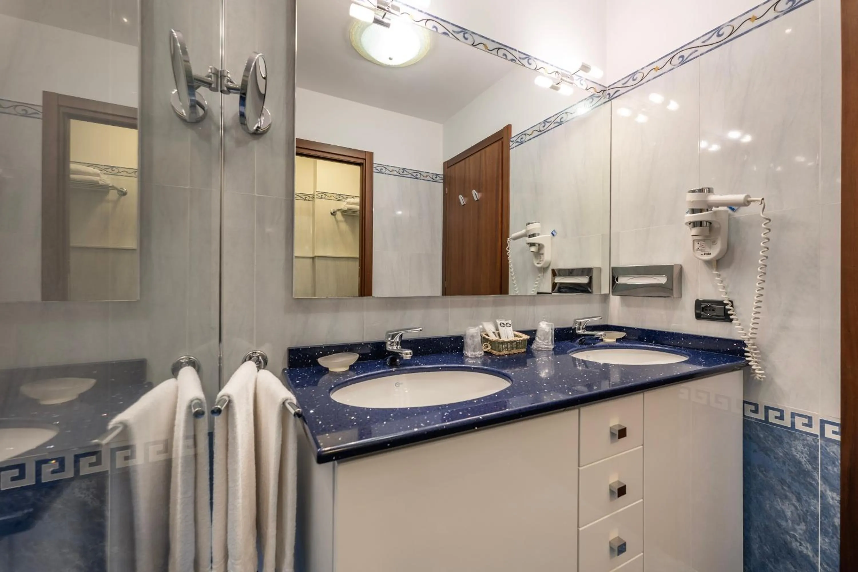 Shower in Hotel Bellevue Et Mediterranée