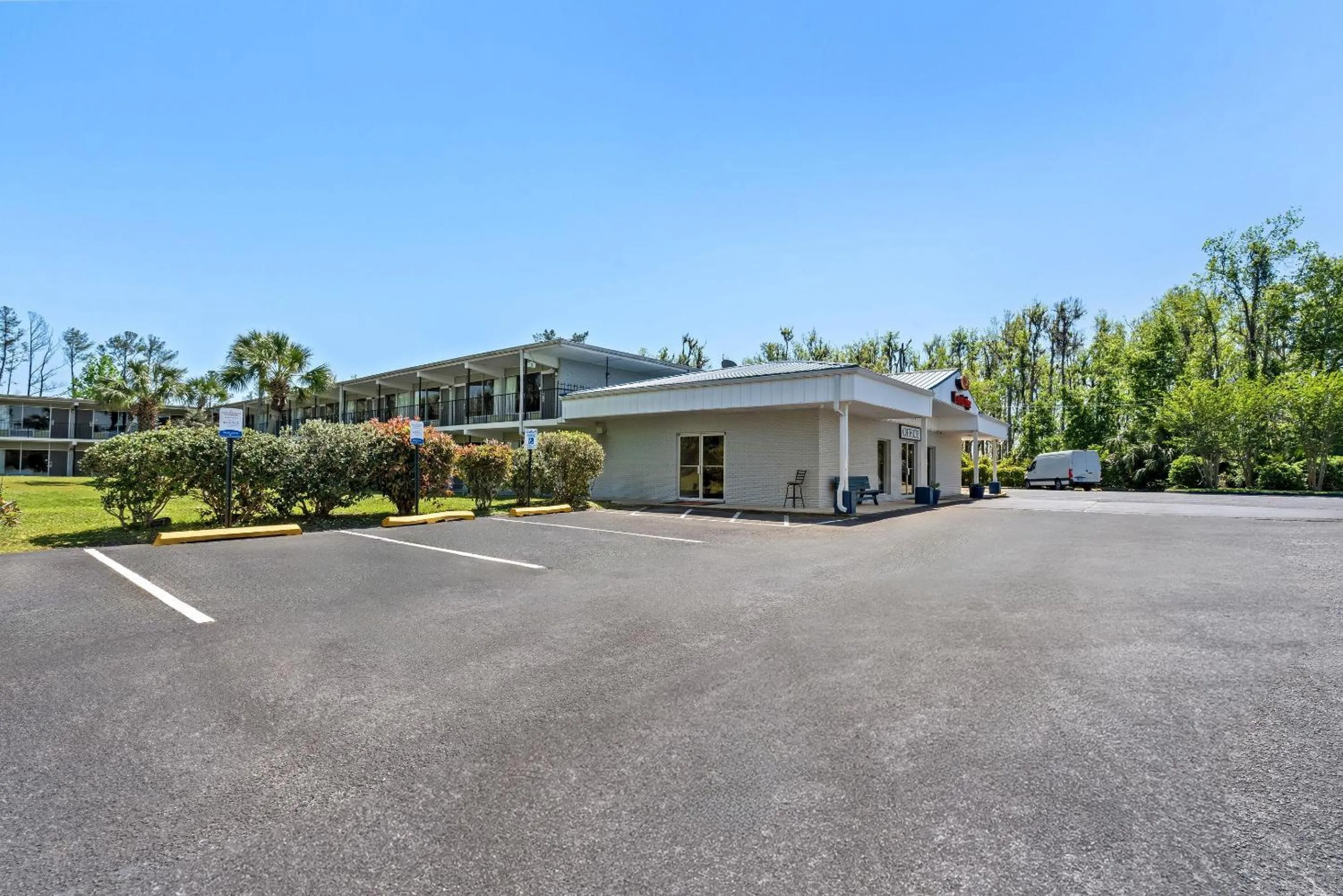 Property building in Econo Lodge