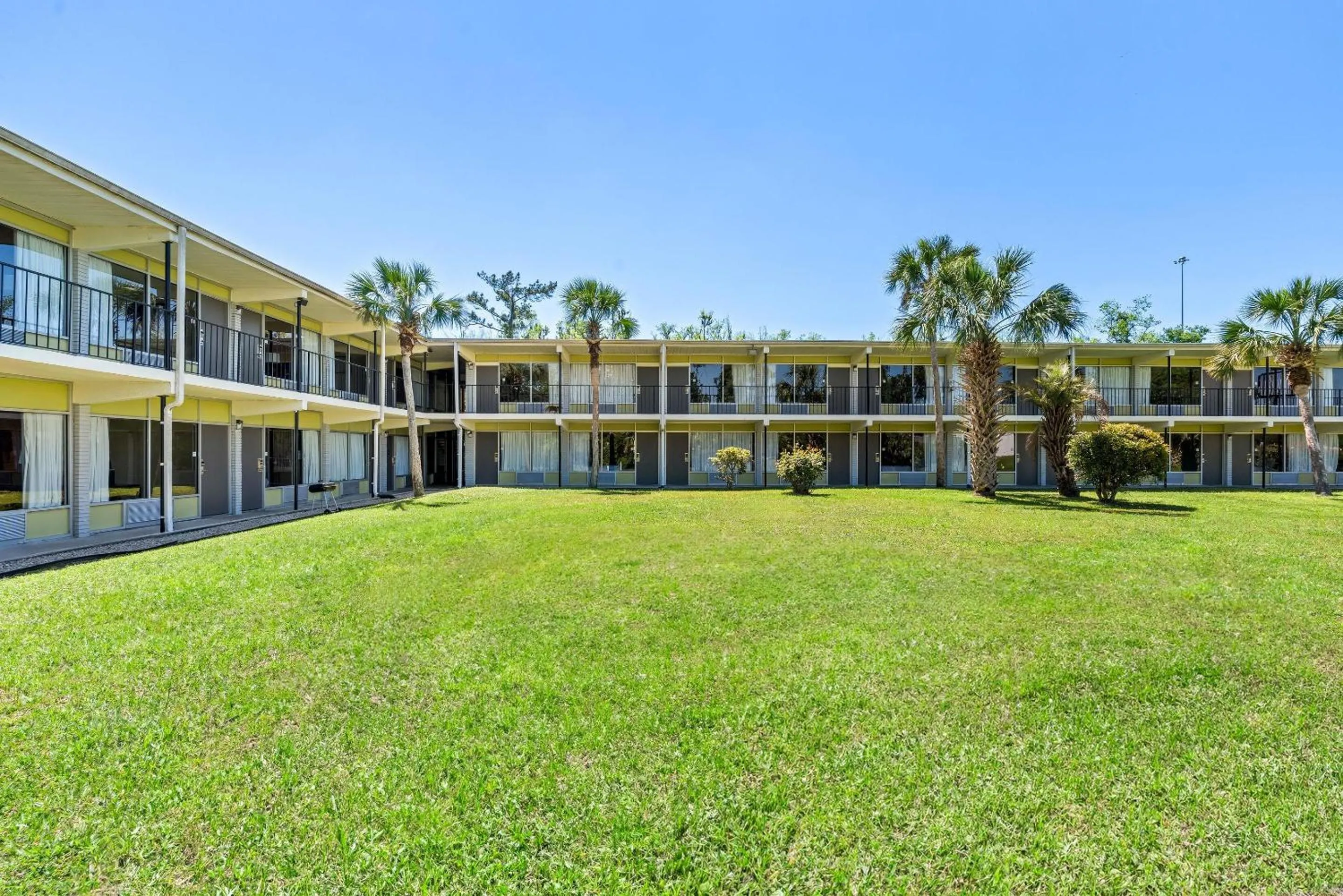 Swimming pool in Econo Lodge