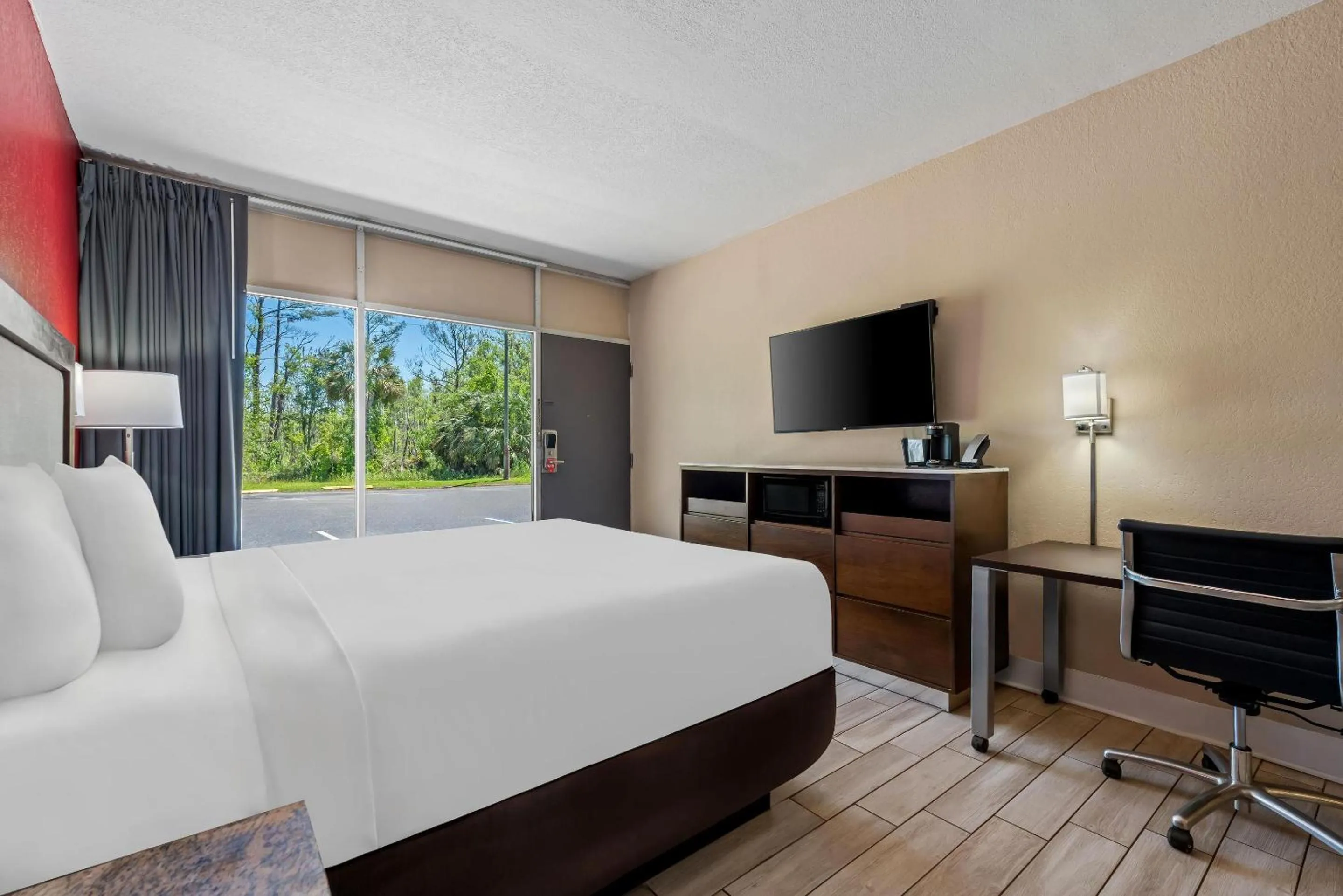 Bedroom in Econo Lodge