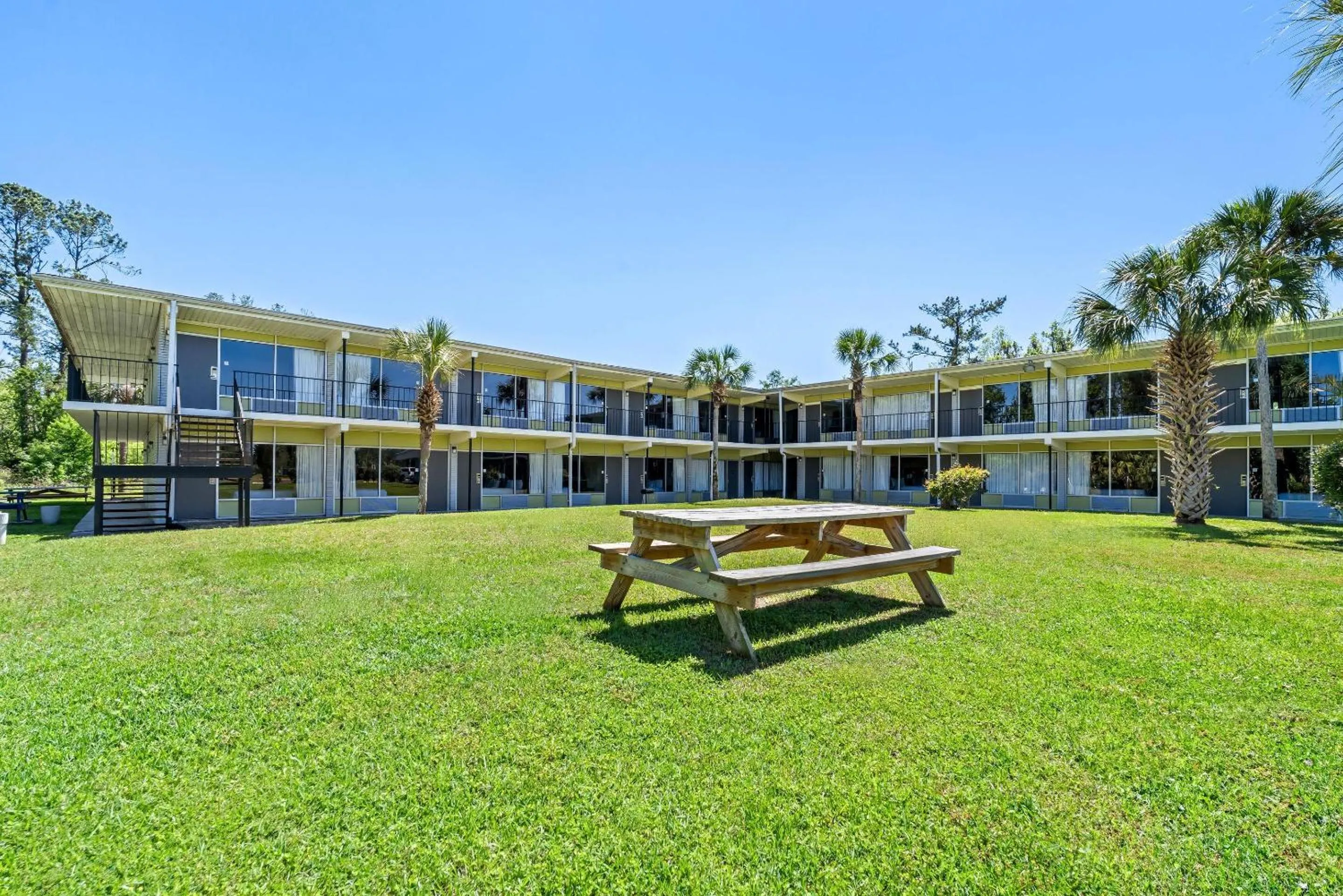 Swimming pool in Econo Lodge