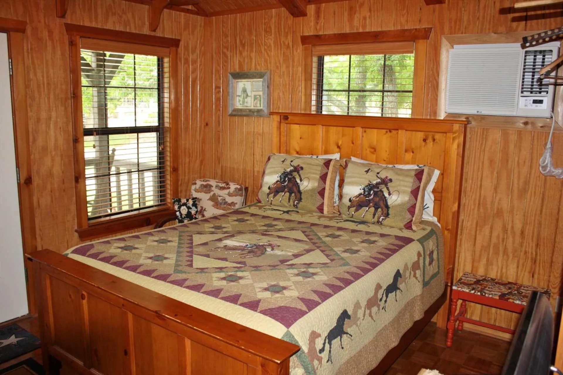 Bed in Double U Barr Ranch - Cowboy Cabin