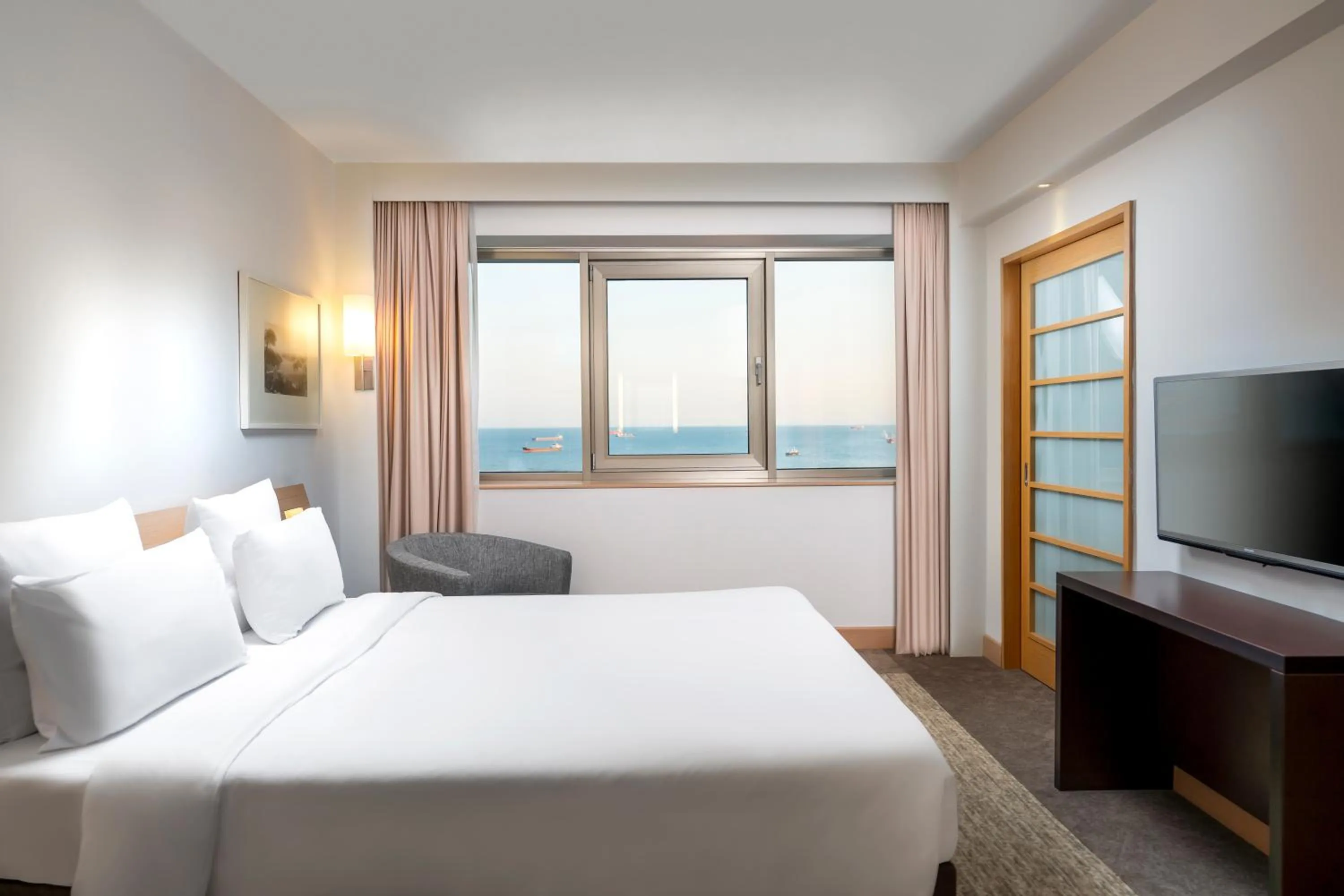 View (from property/room), Bed in Novotel Istanbul Zeytinburnu