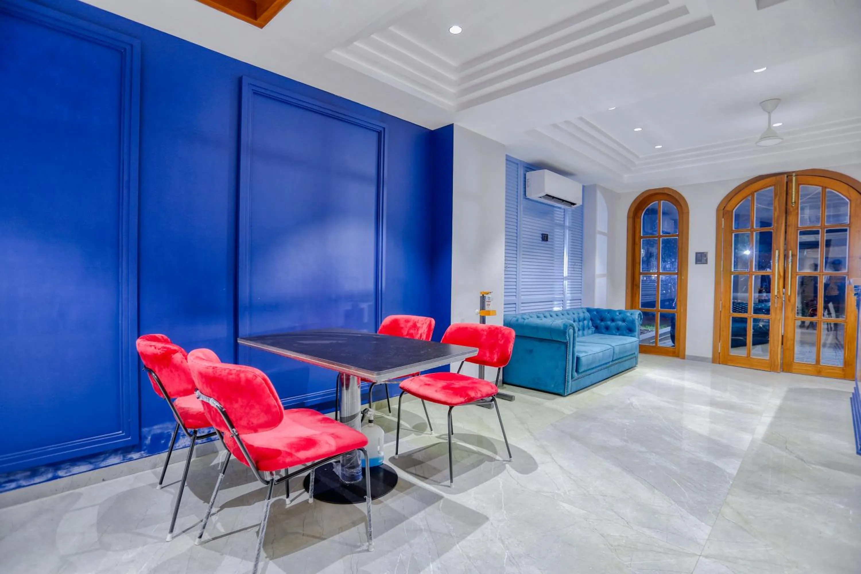 Restaurant/places to eat in Hotel Pavilion