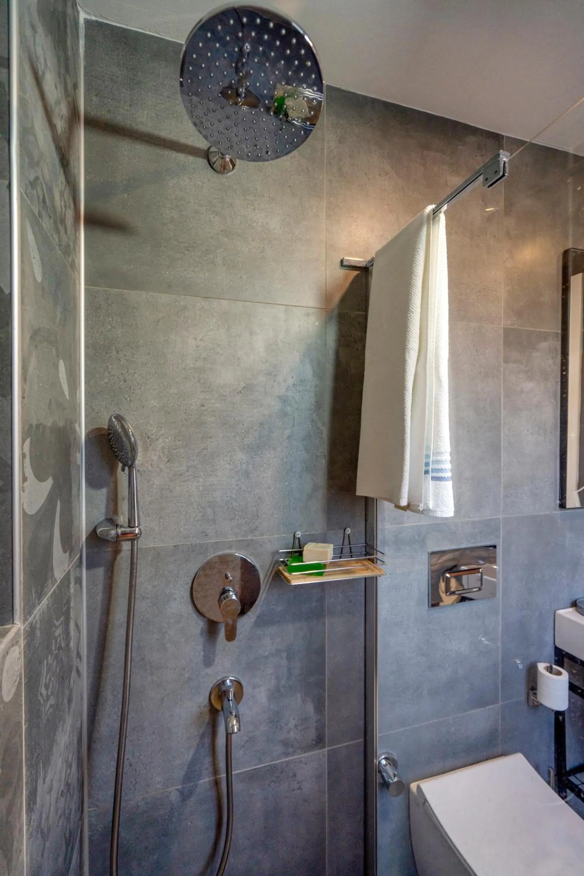 Shower in DADYA BORA HOTEL