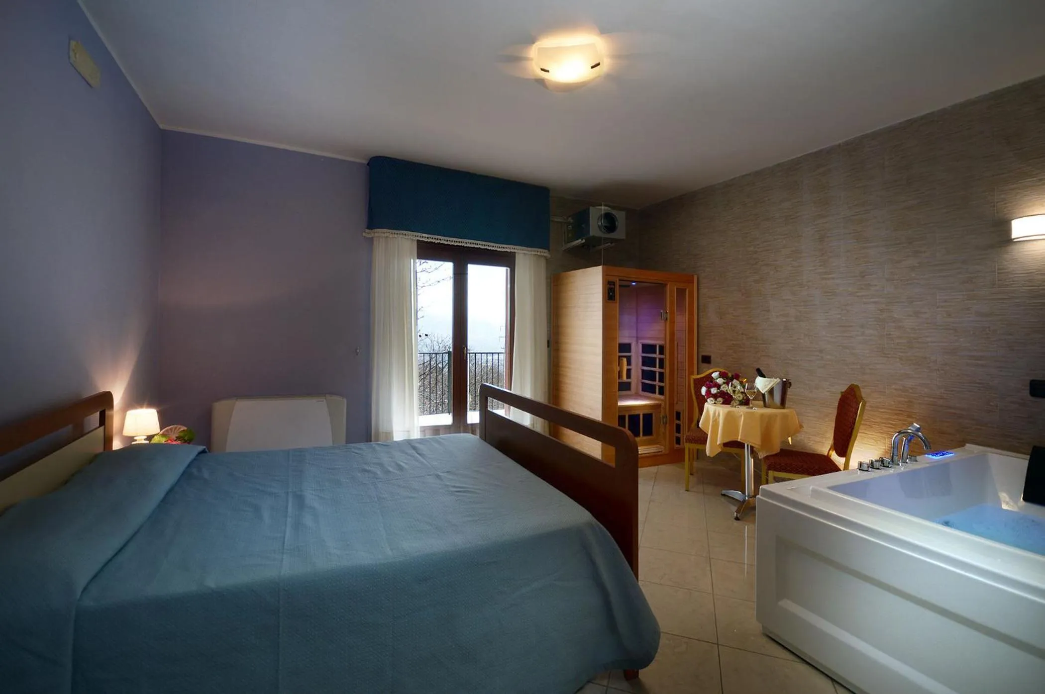 Hot Tub, Bed in Royal Hotel Montevergine