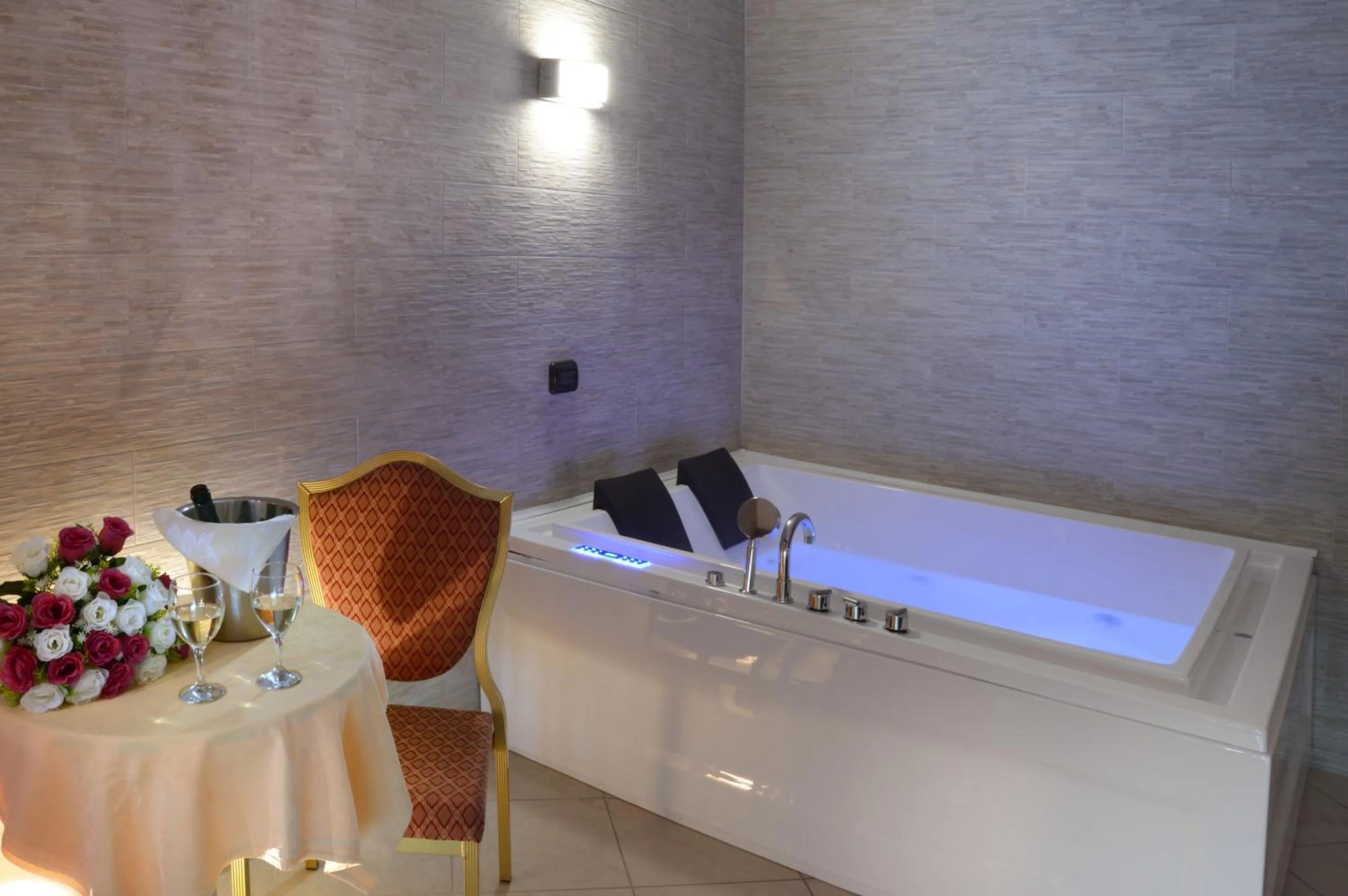 Hot Tub in Royal Hotel Montevergine