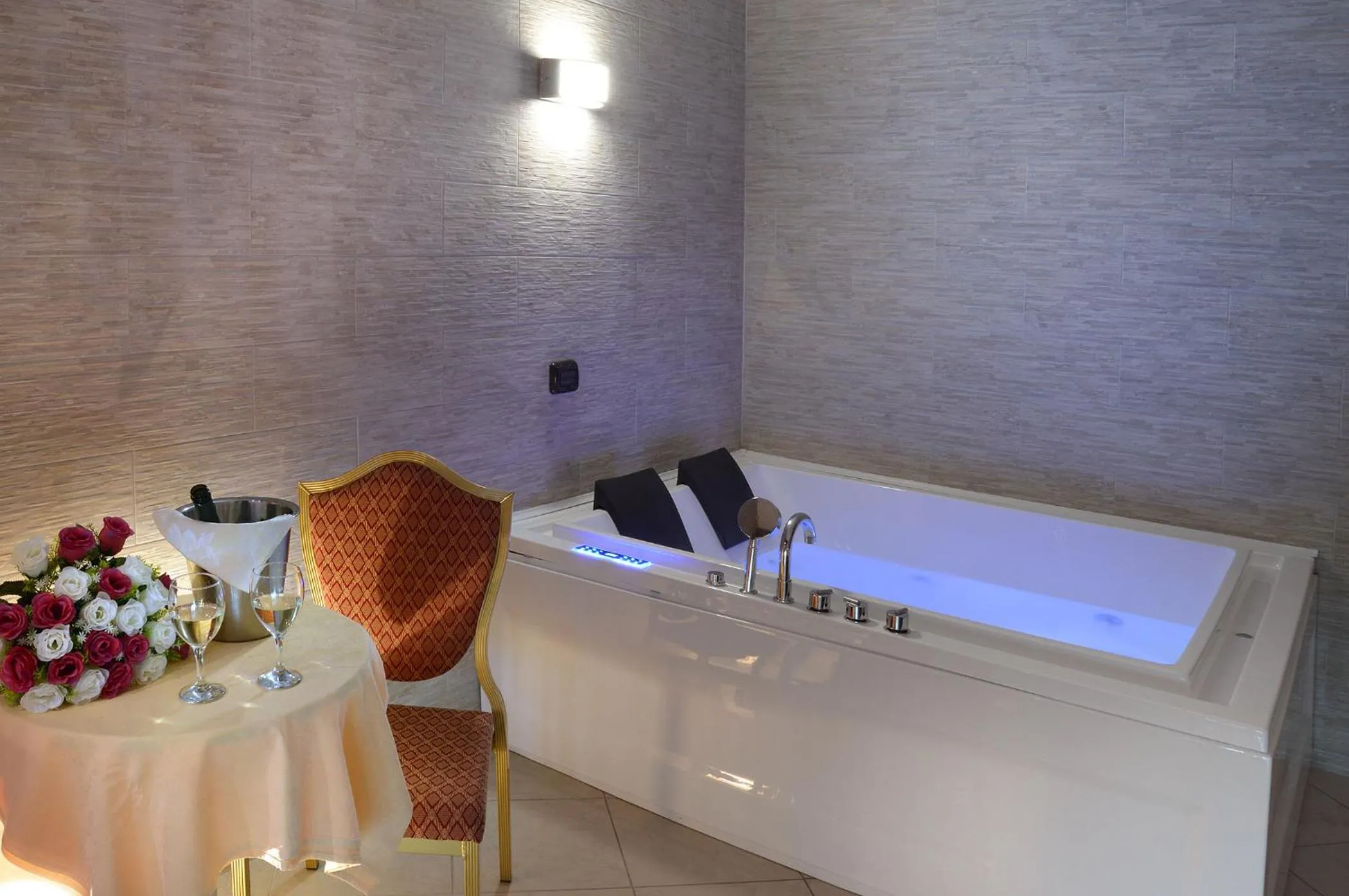 Hot Tub in Royal Hotel Montevergine