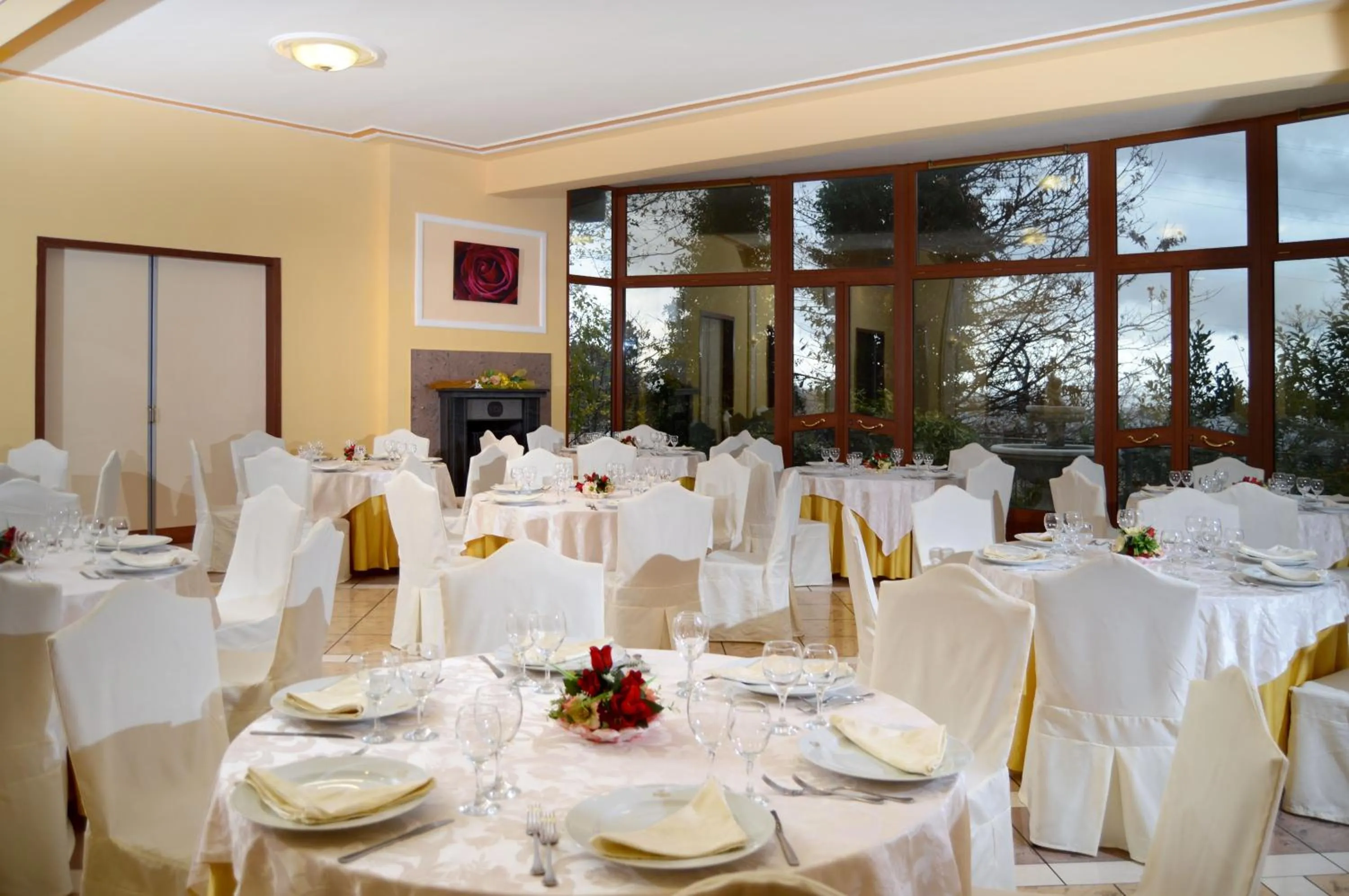 Restaurant/places to eat in Royal Hotel Montevergine