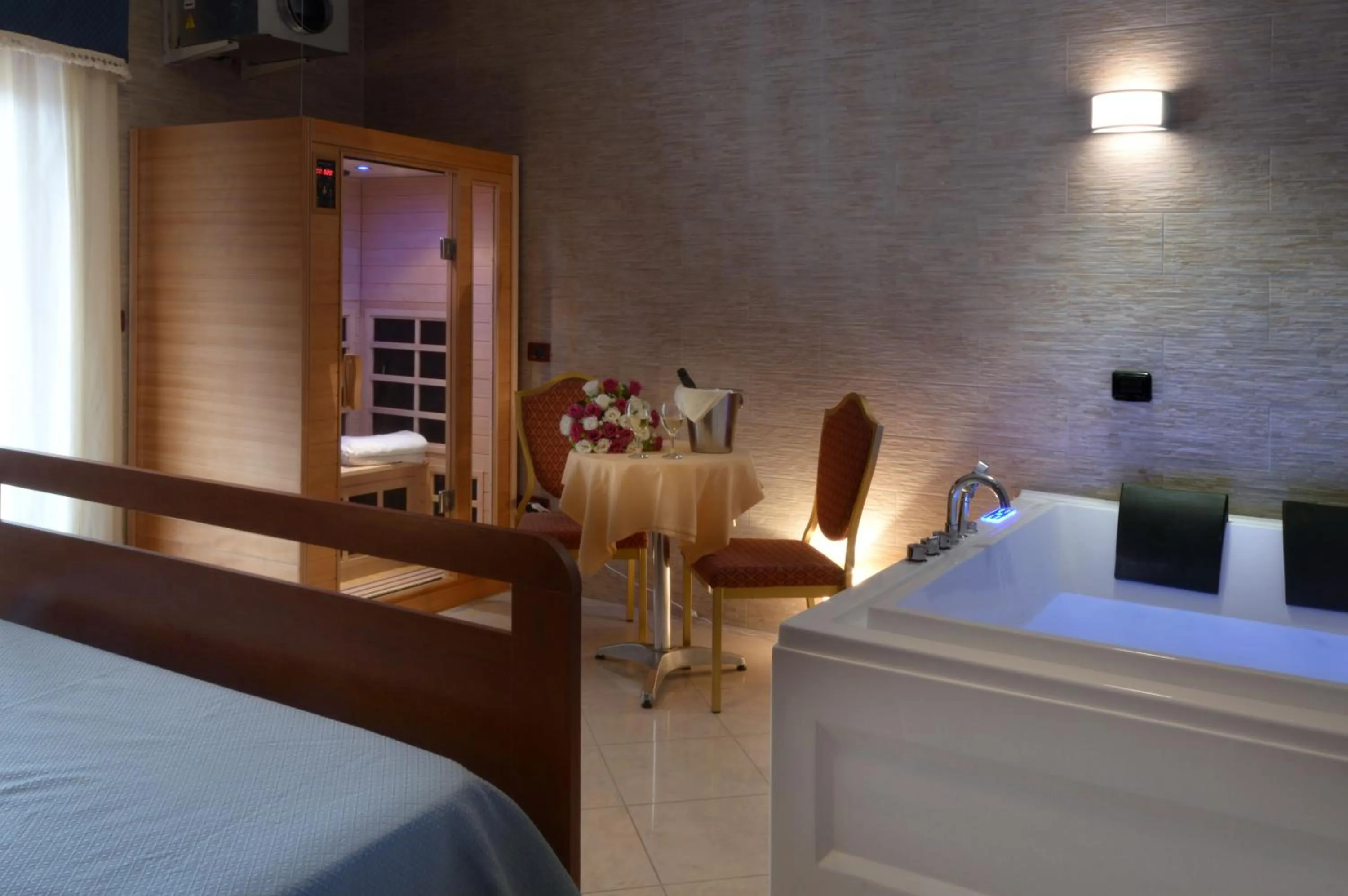 Hot Tub, Bed in Royal Hotel Montevergine