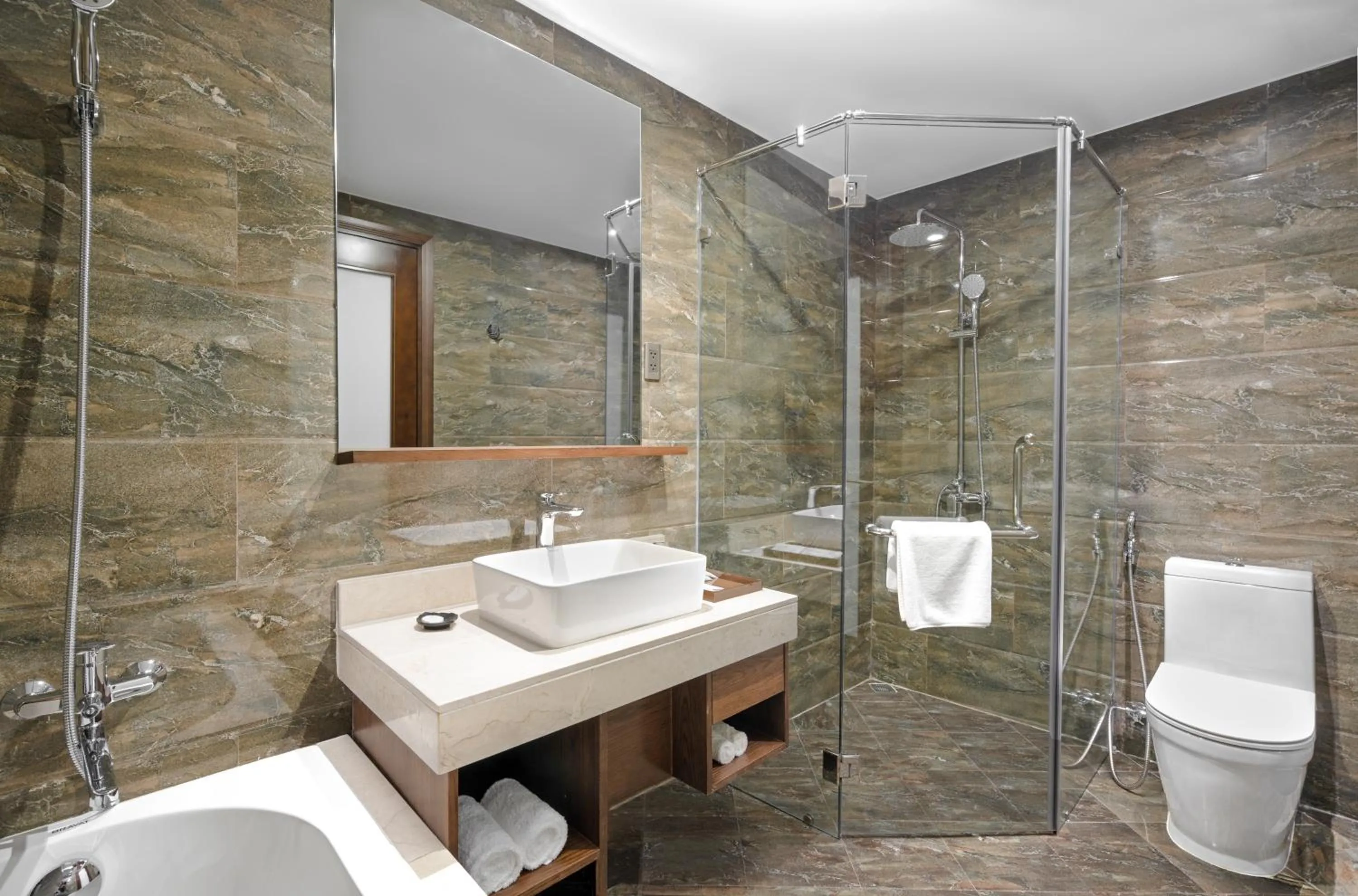 Shower in Alan Sea Hotel Danang