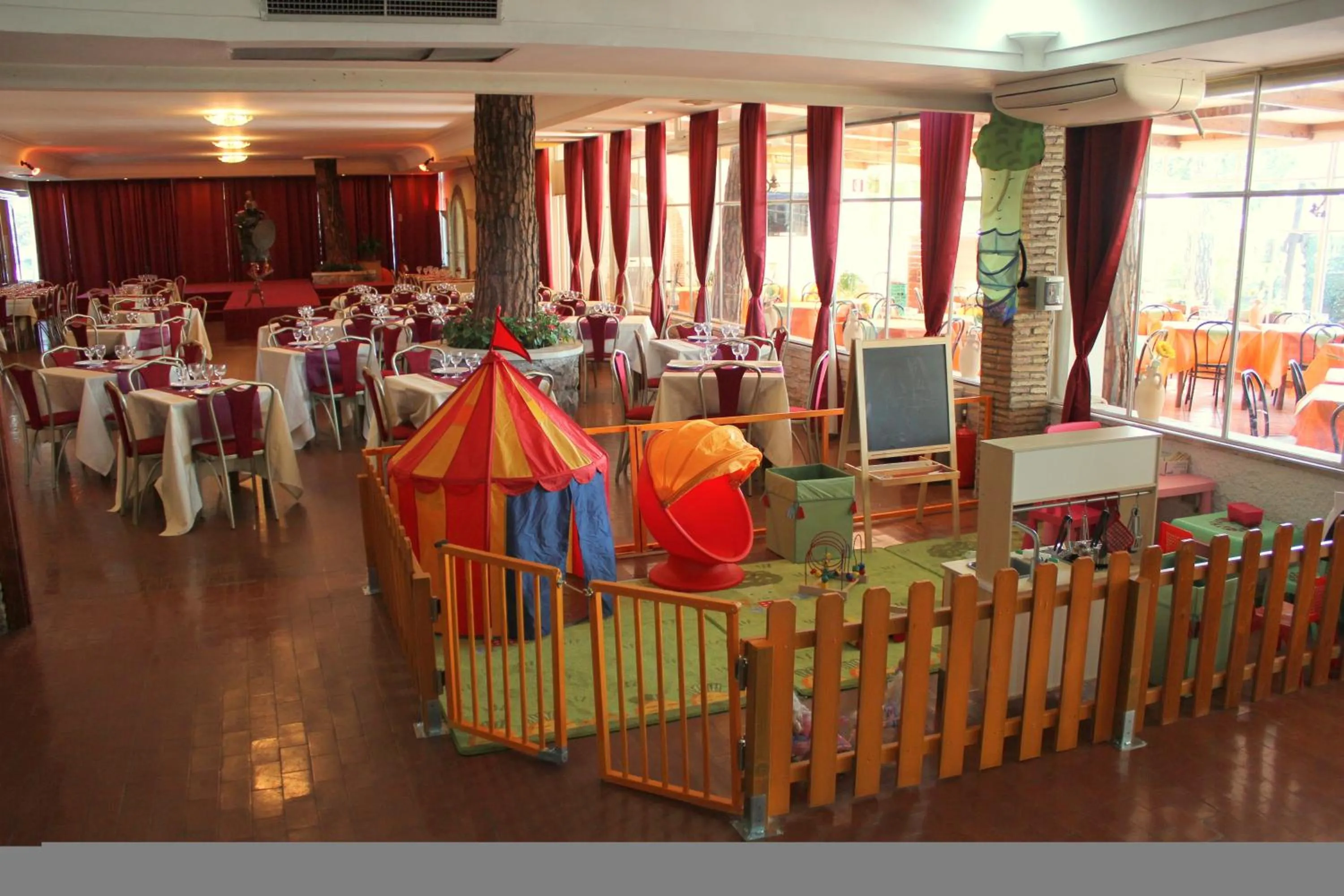 Restaurant/places to eat in Hotel Romulus