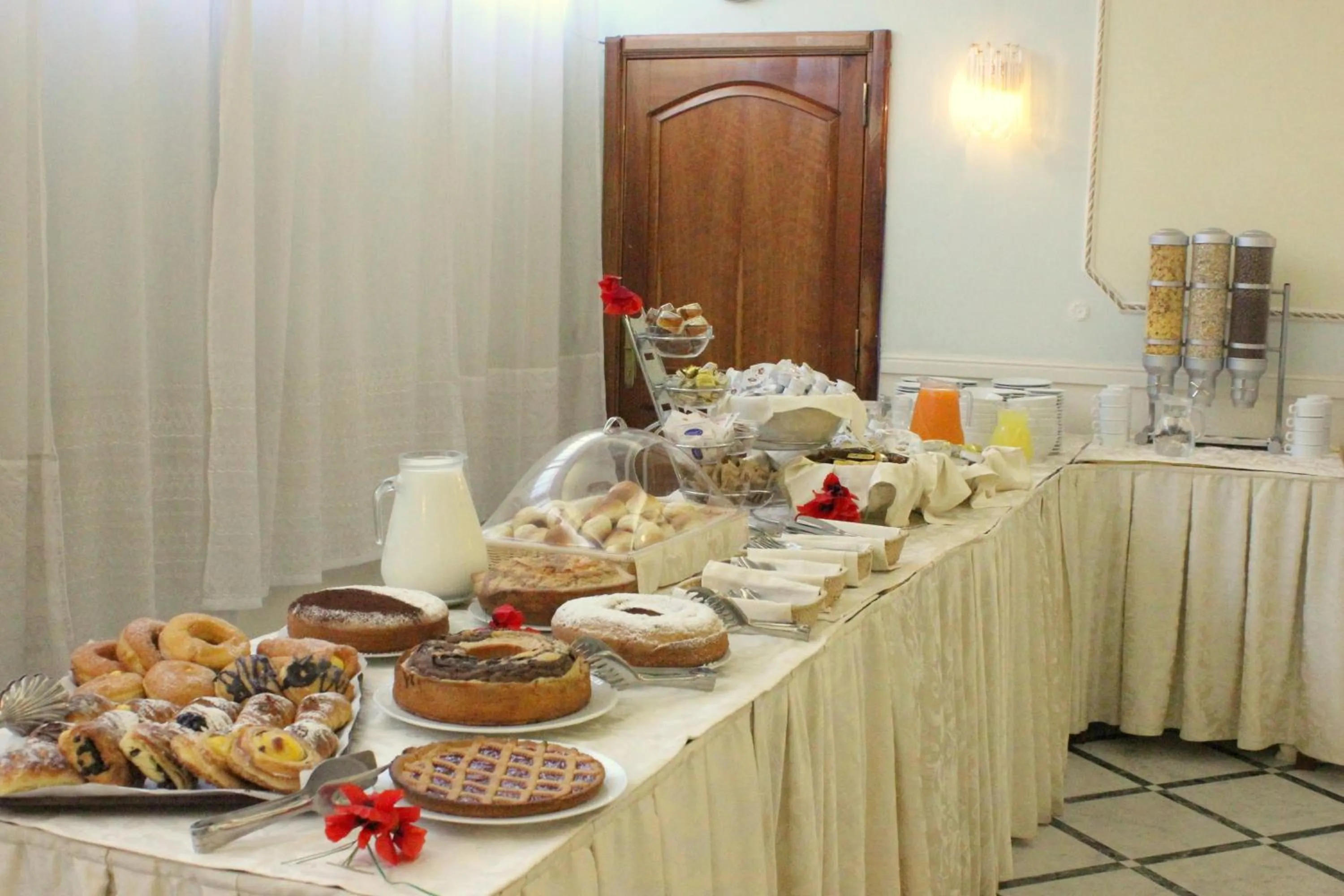 Restaurant/places to eat in Hotel Romulus