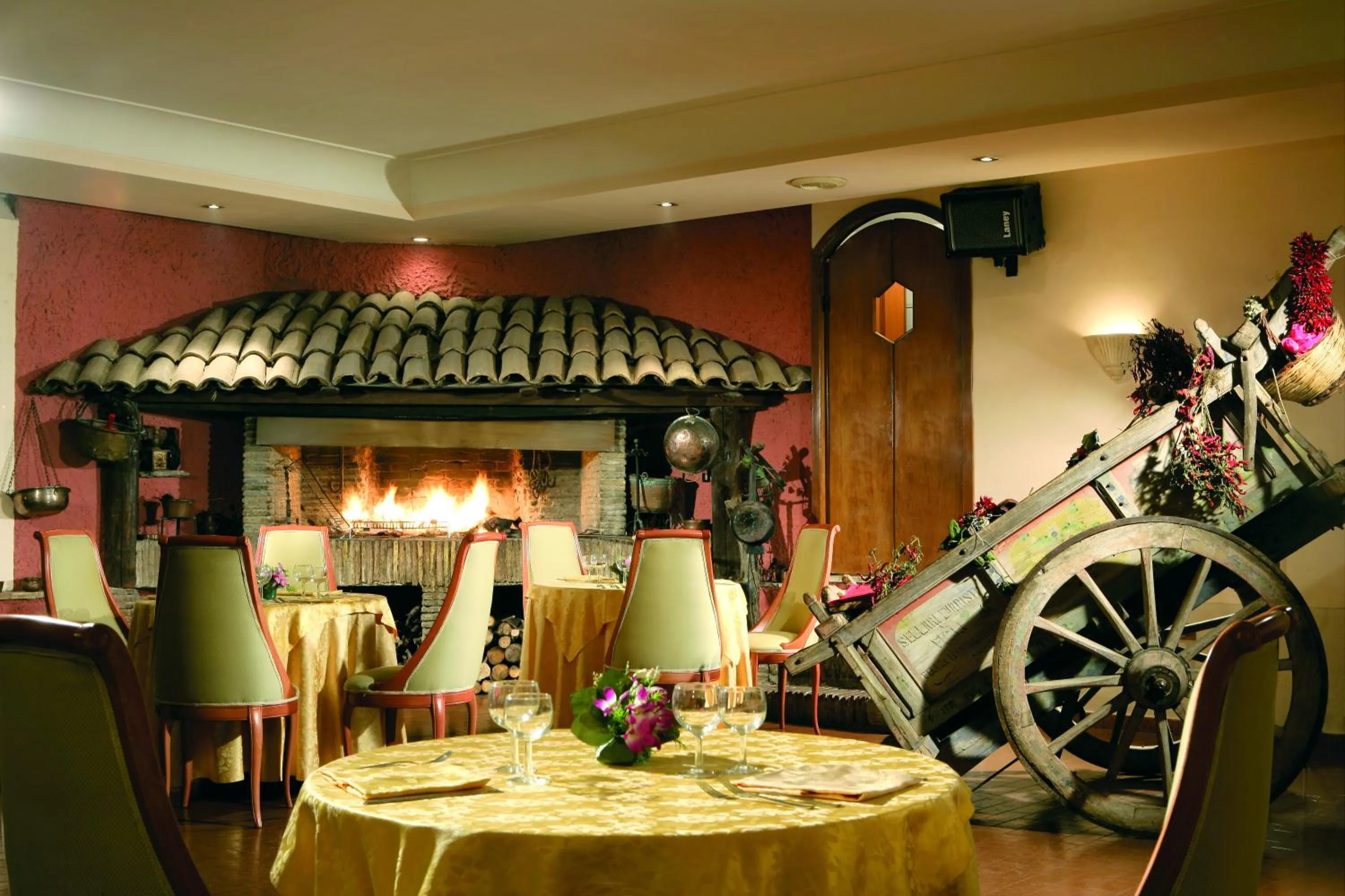 Restaurant/places to eat in Hotel Romulus