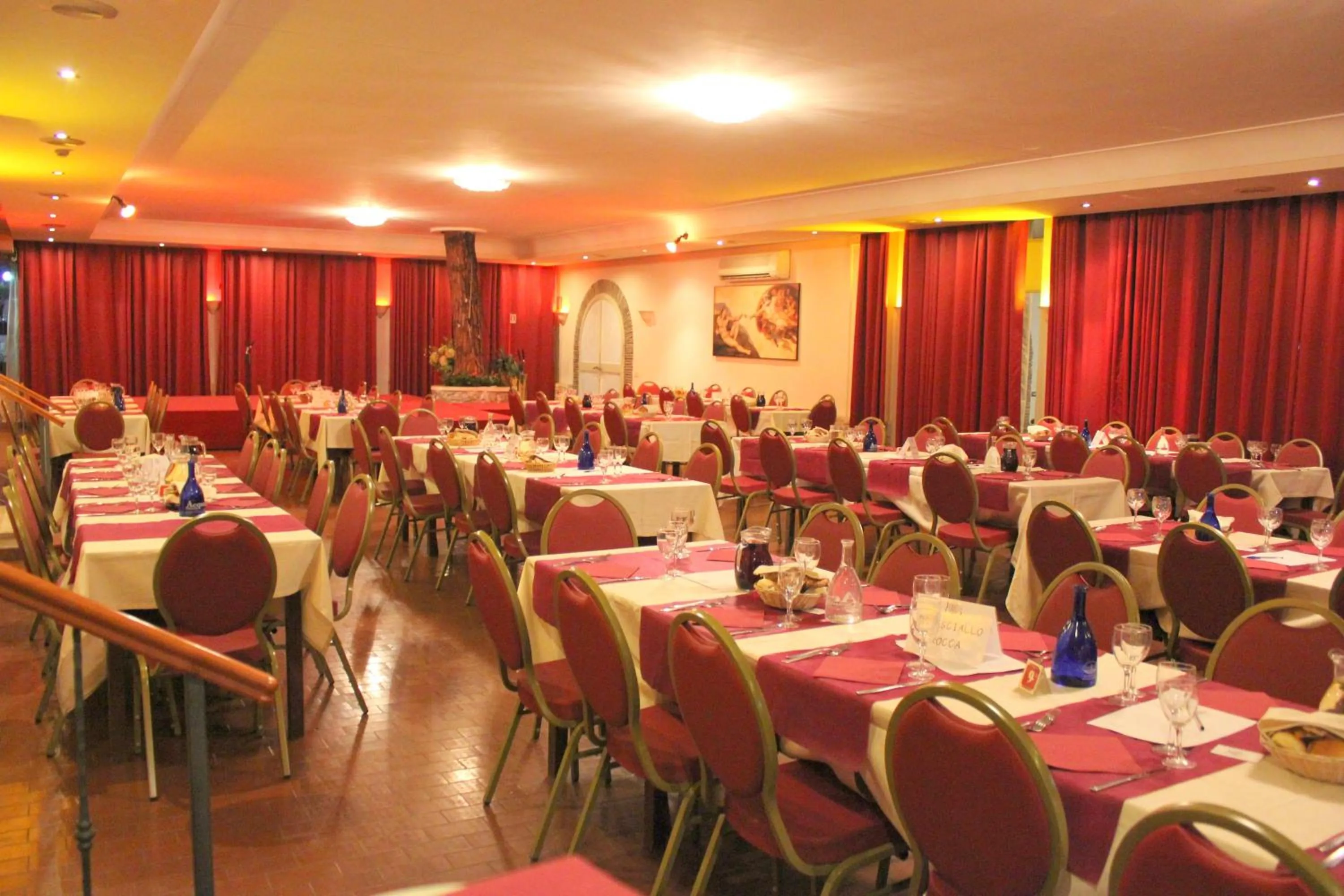 Restaurant/places to eat in Hotel Romulus