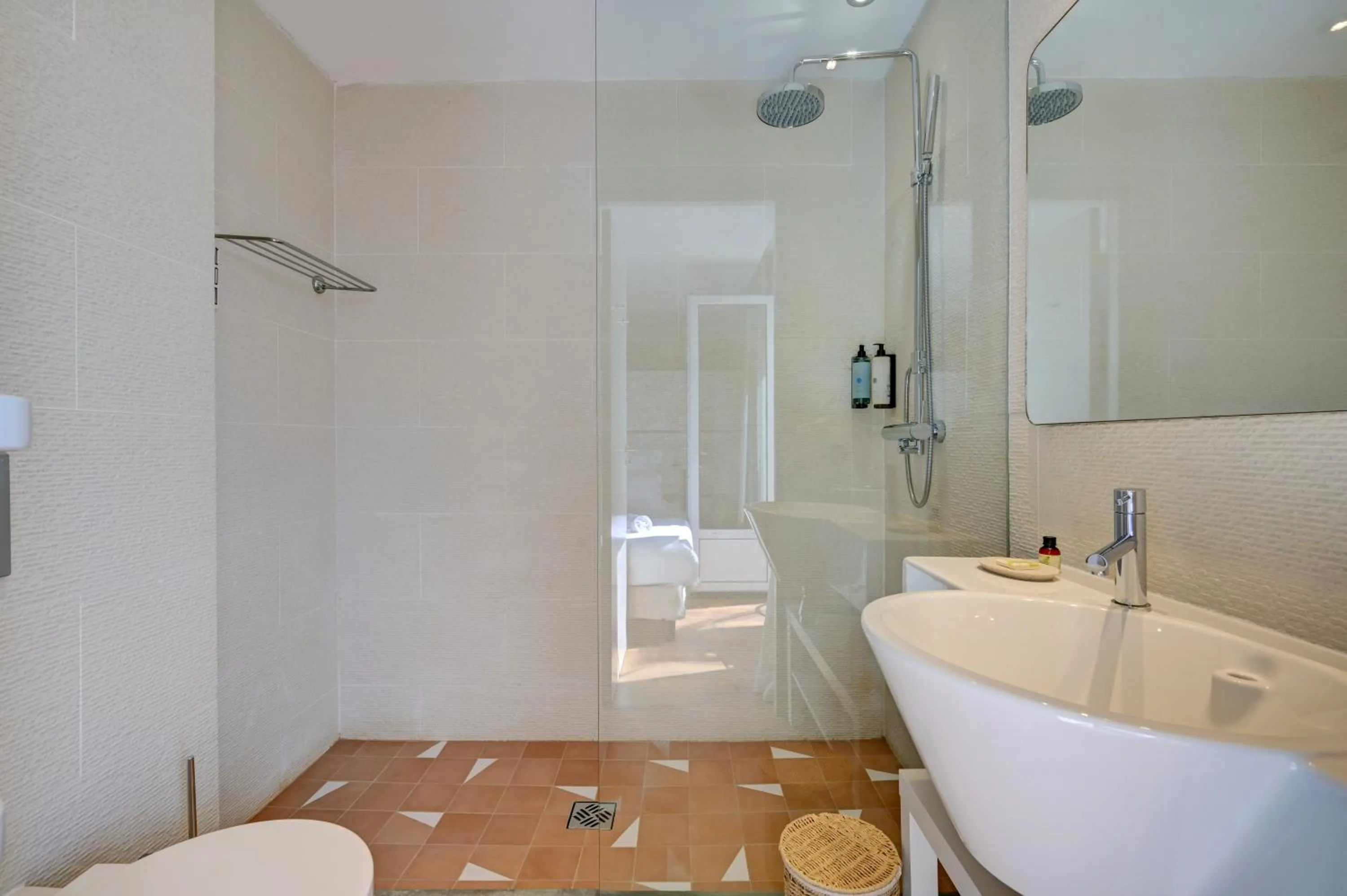 Shower in Hôtel Bor