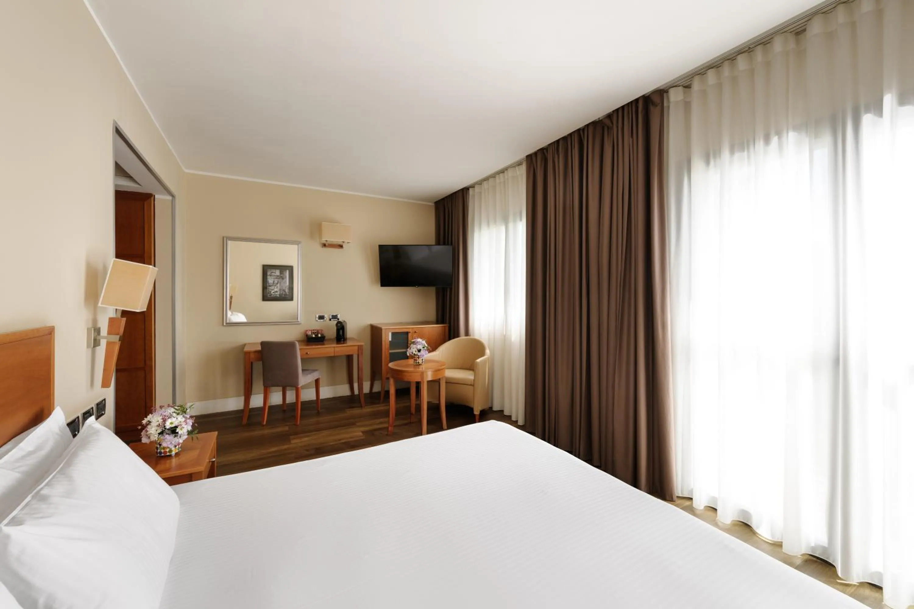 Bedroom, Bed in Hotel dei Cavalieri Caserta - La Reggia