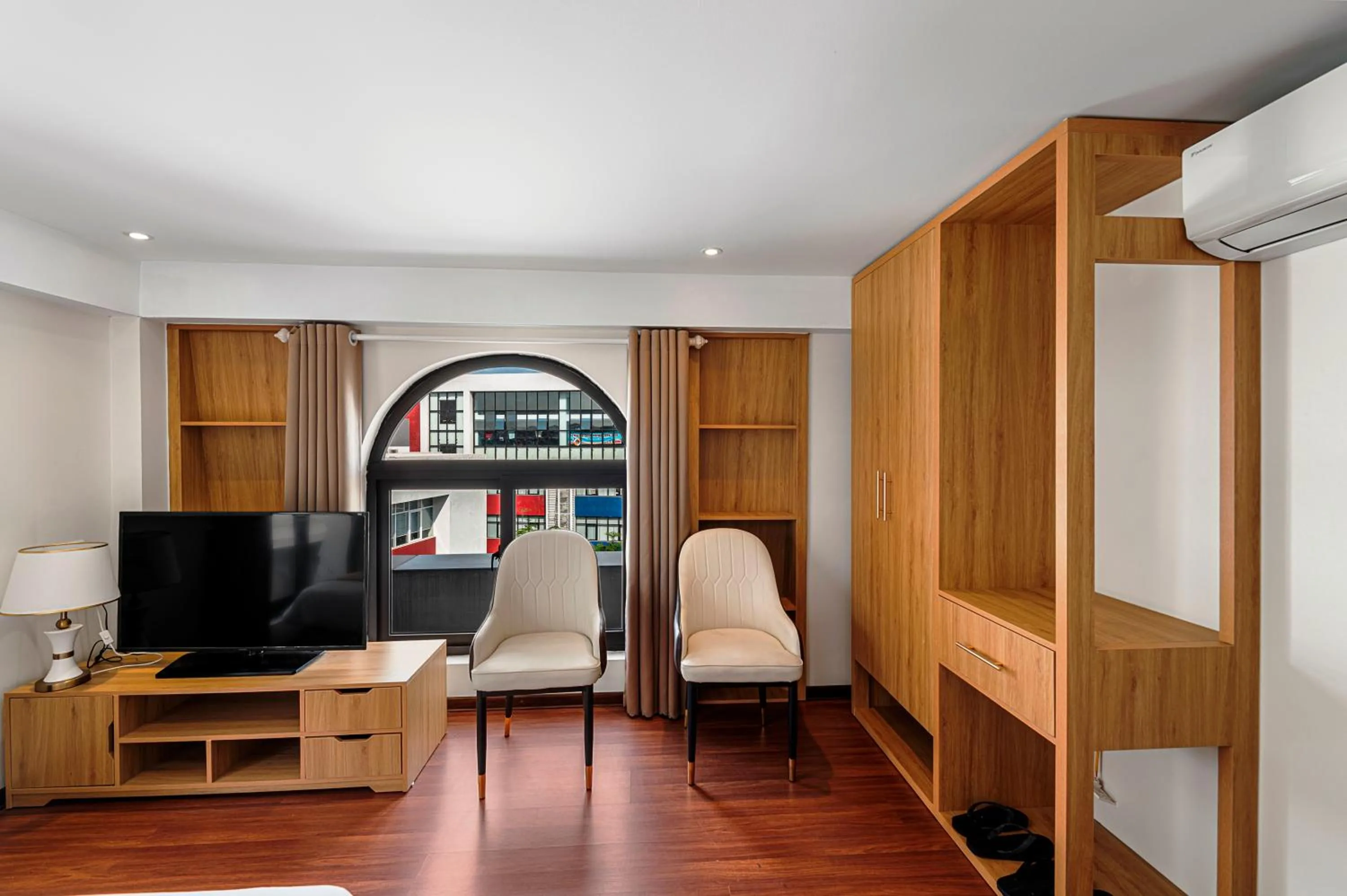 Communal lounge/ TV room in Harmony HaLong Hotel