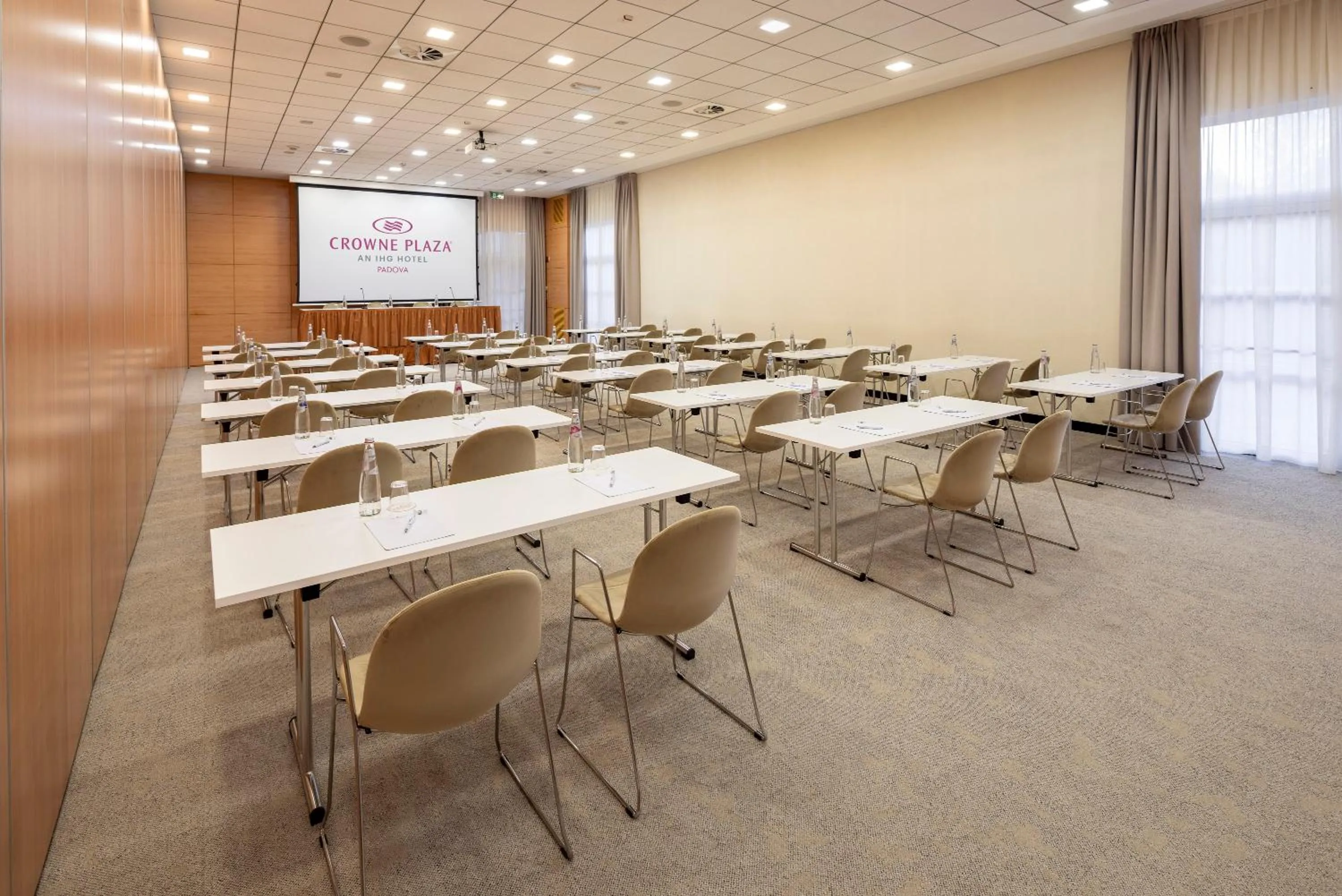 Meeting/conference room in Crowne Plaza Padova by IHG