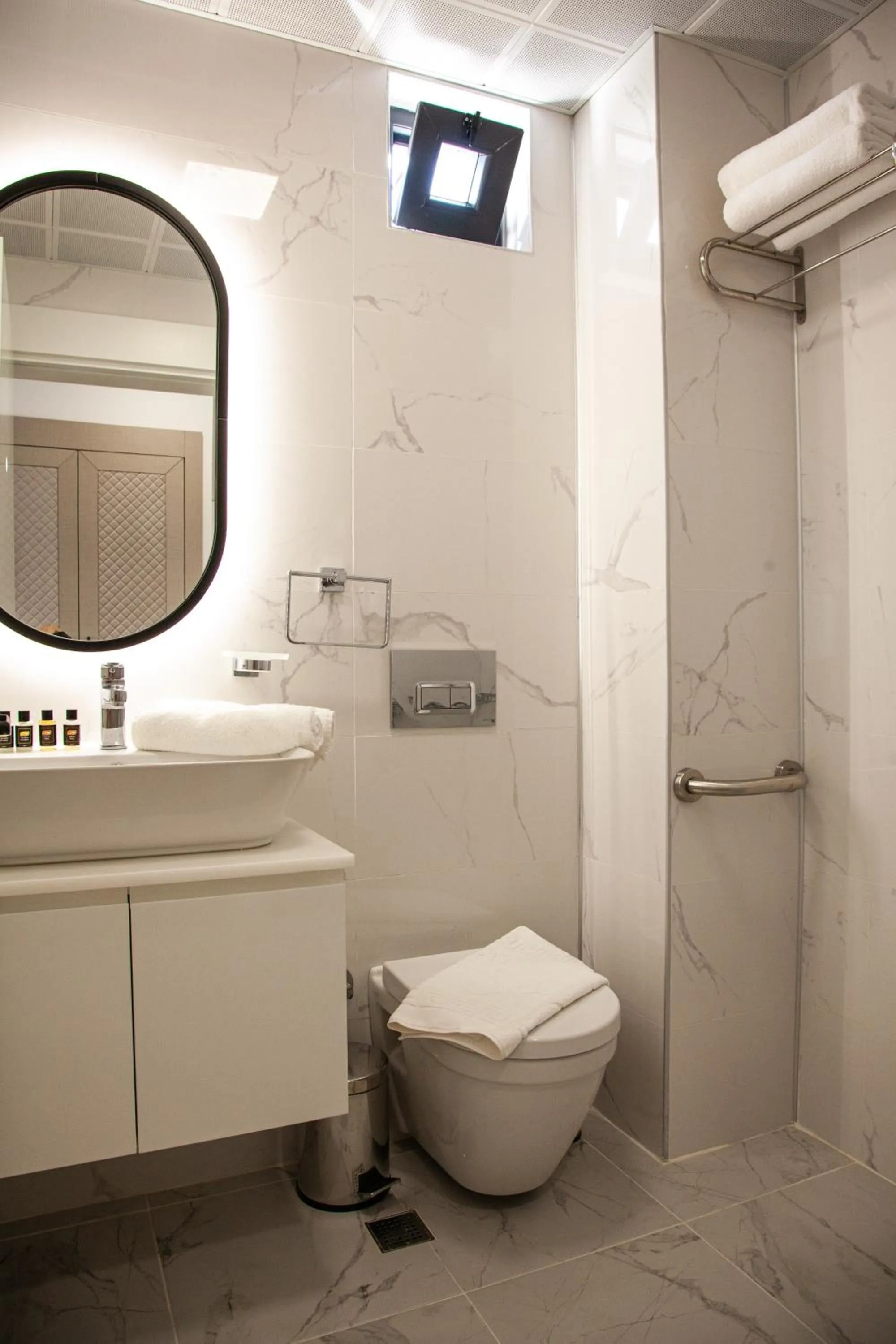 Toilet in Edem Flower Hotel