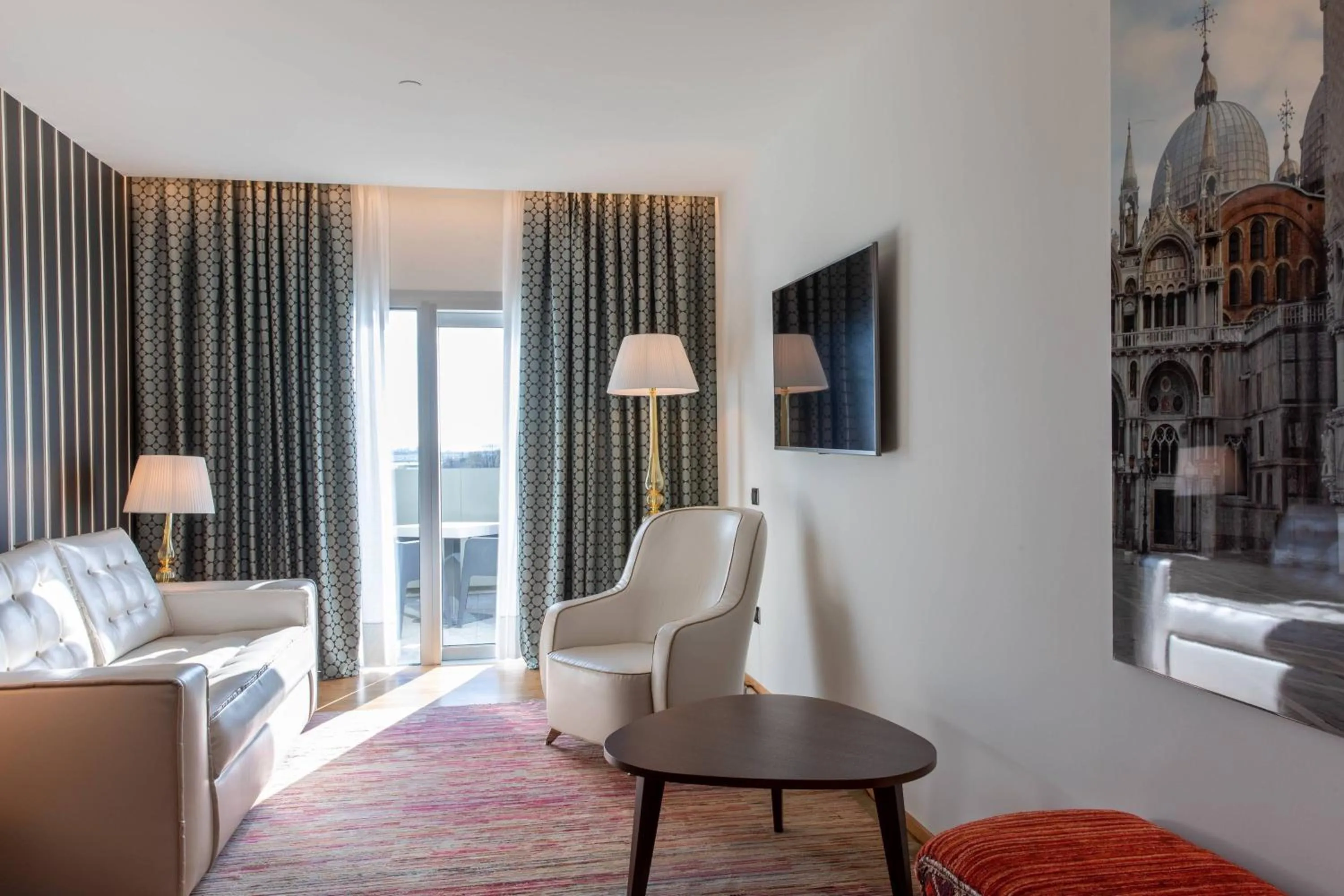 Living room, Bed in Courtyard by Marriott Venice Airport