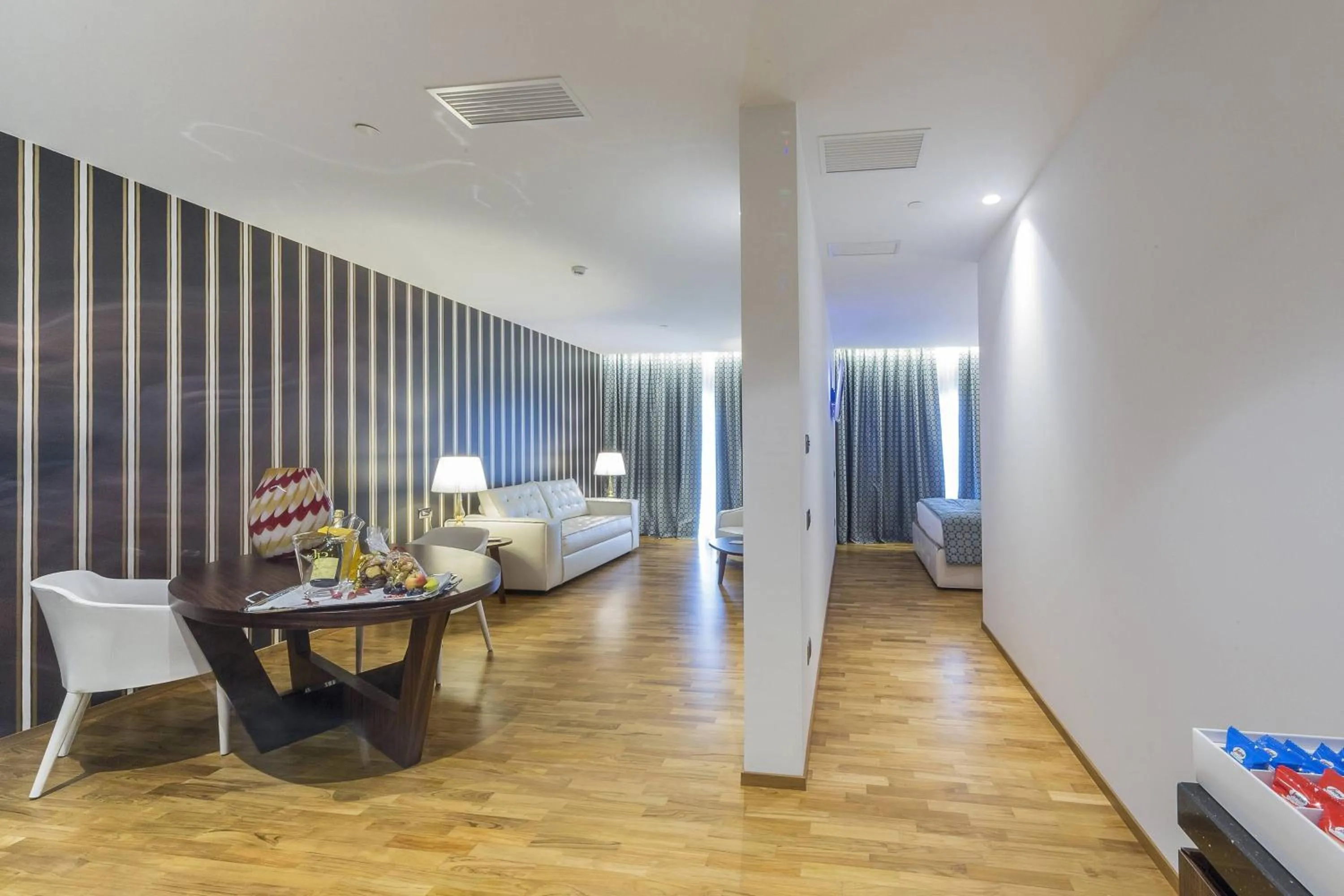 Photo of the whole room in Courtyard by Marriott Venice Airport