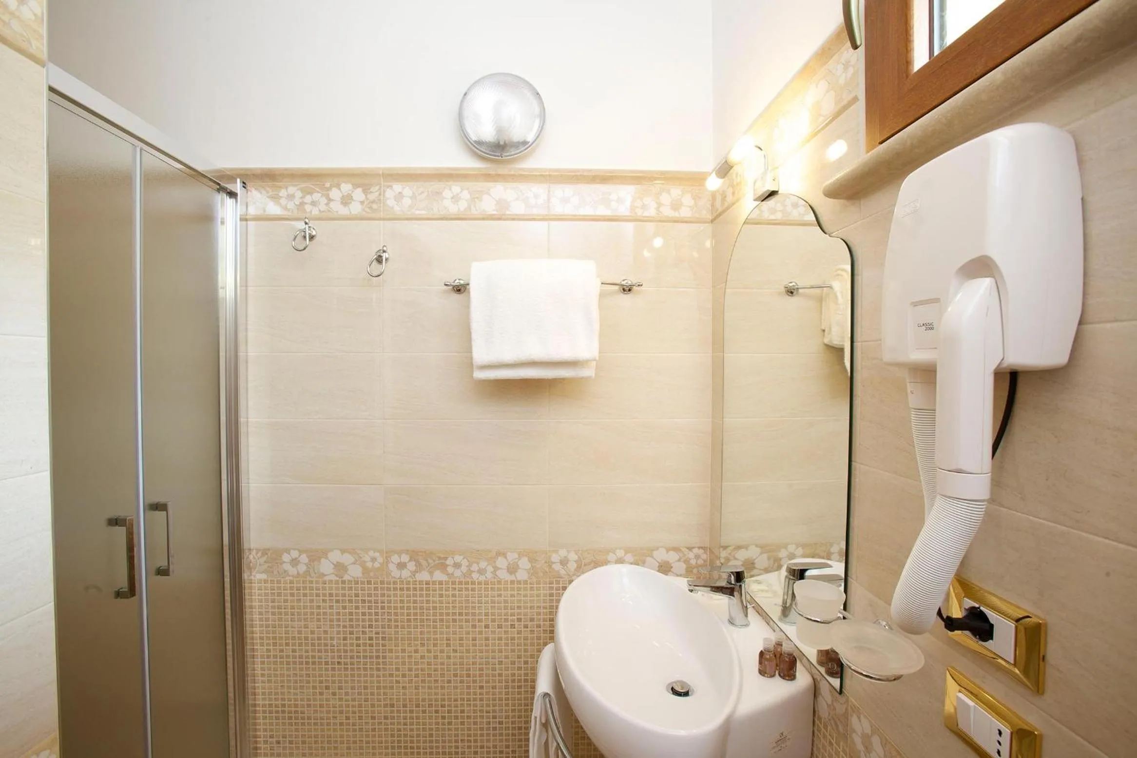 Bathroom in Hotel Da Angelo