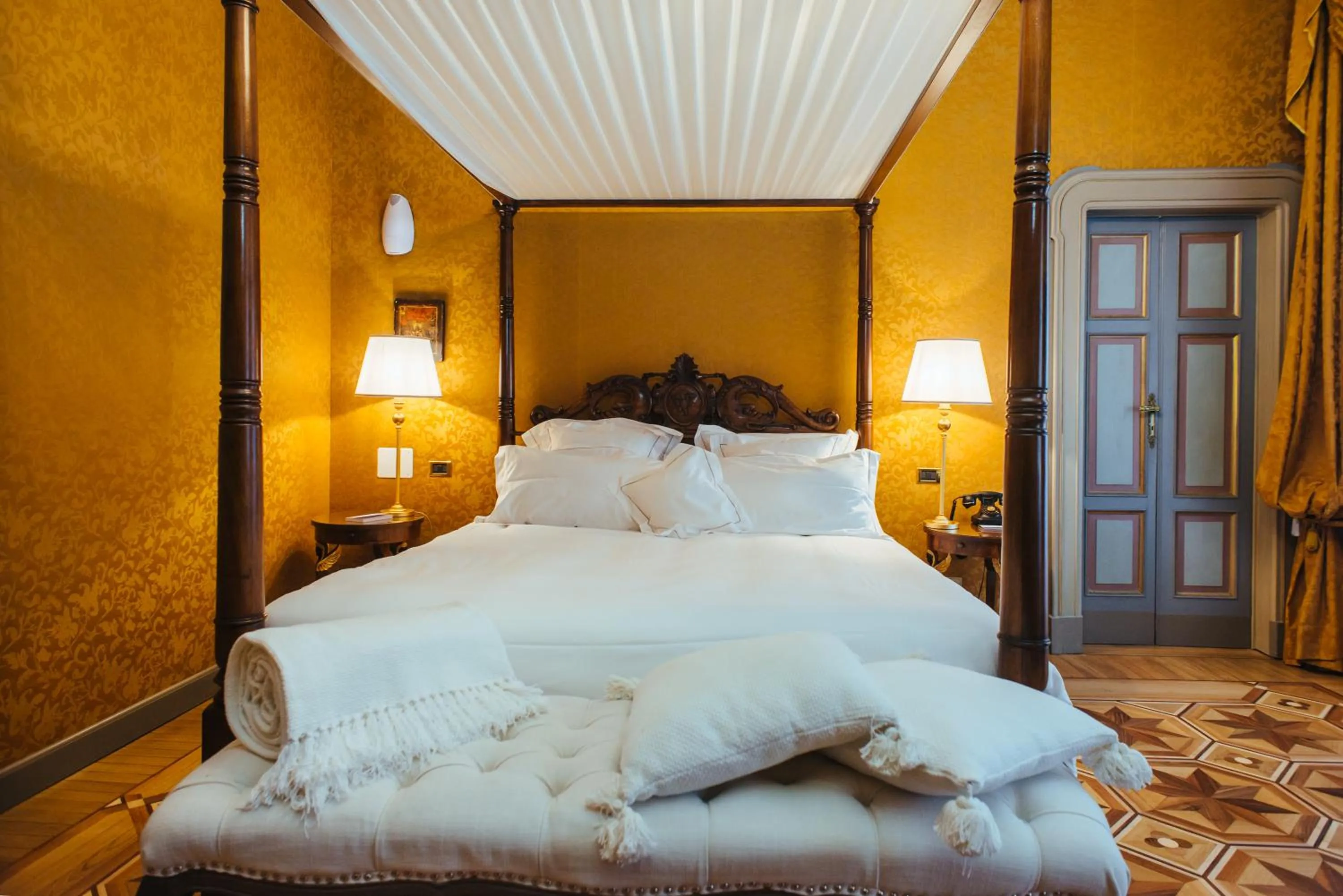 Bedroom, Bed in Relais & Chateaux Villa Crespi