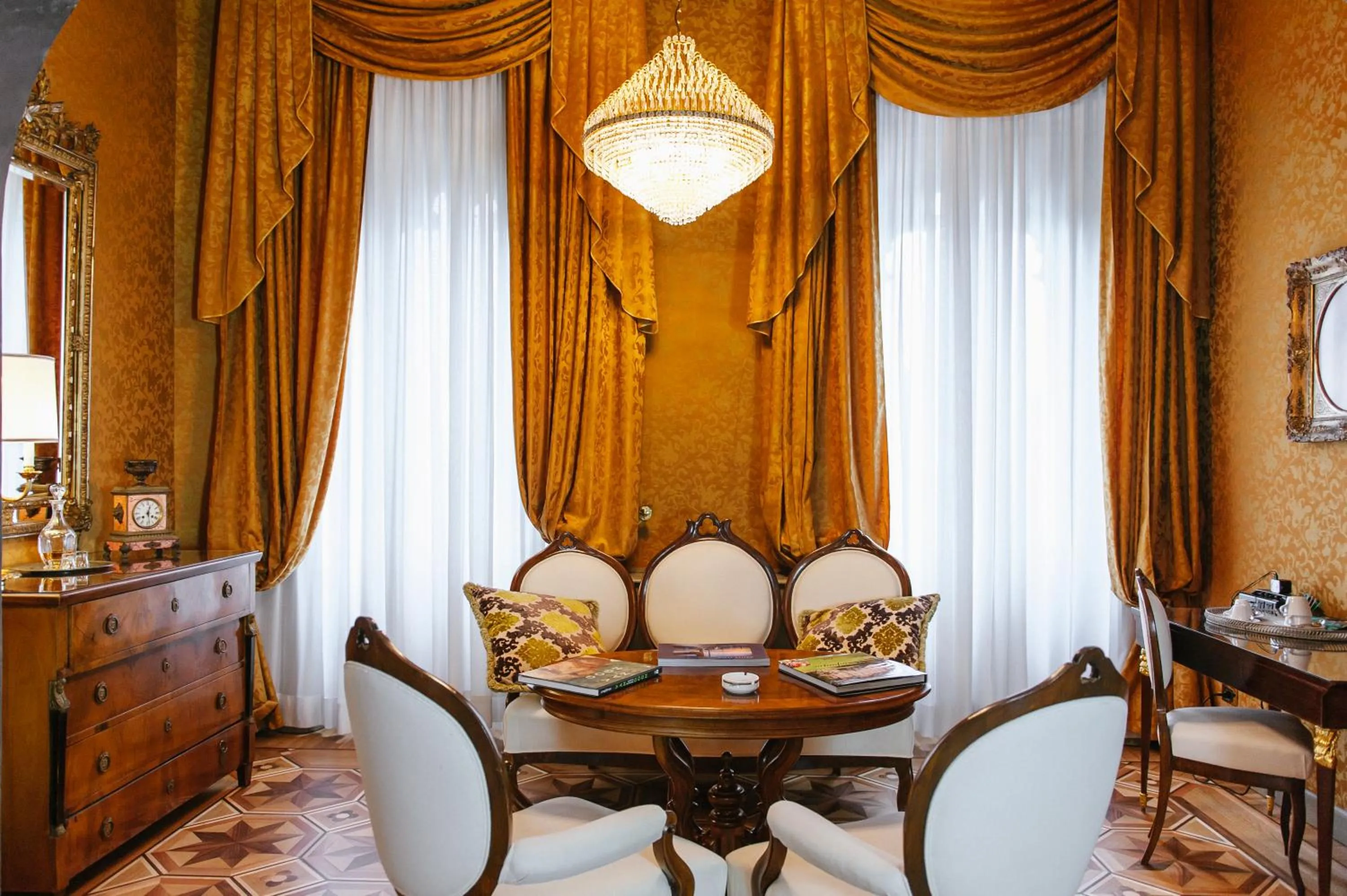 Photo of the whole room in Relais & Chateaux Villa Crespi