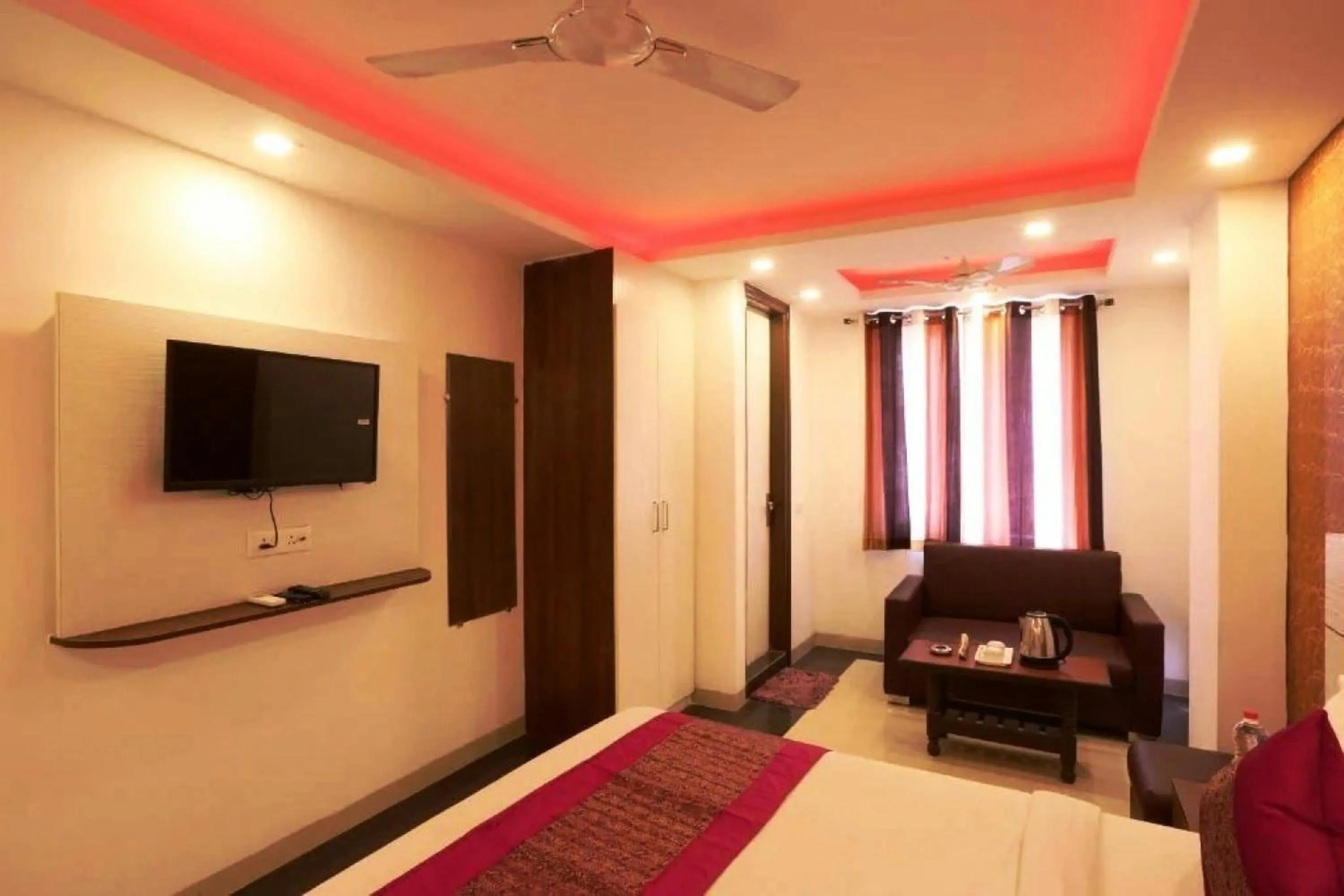 Communal lounge/ TV room in Hotel Sohrai Inn