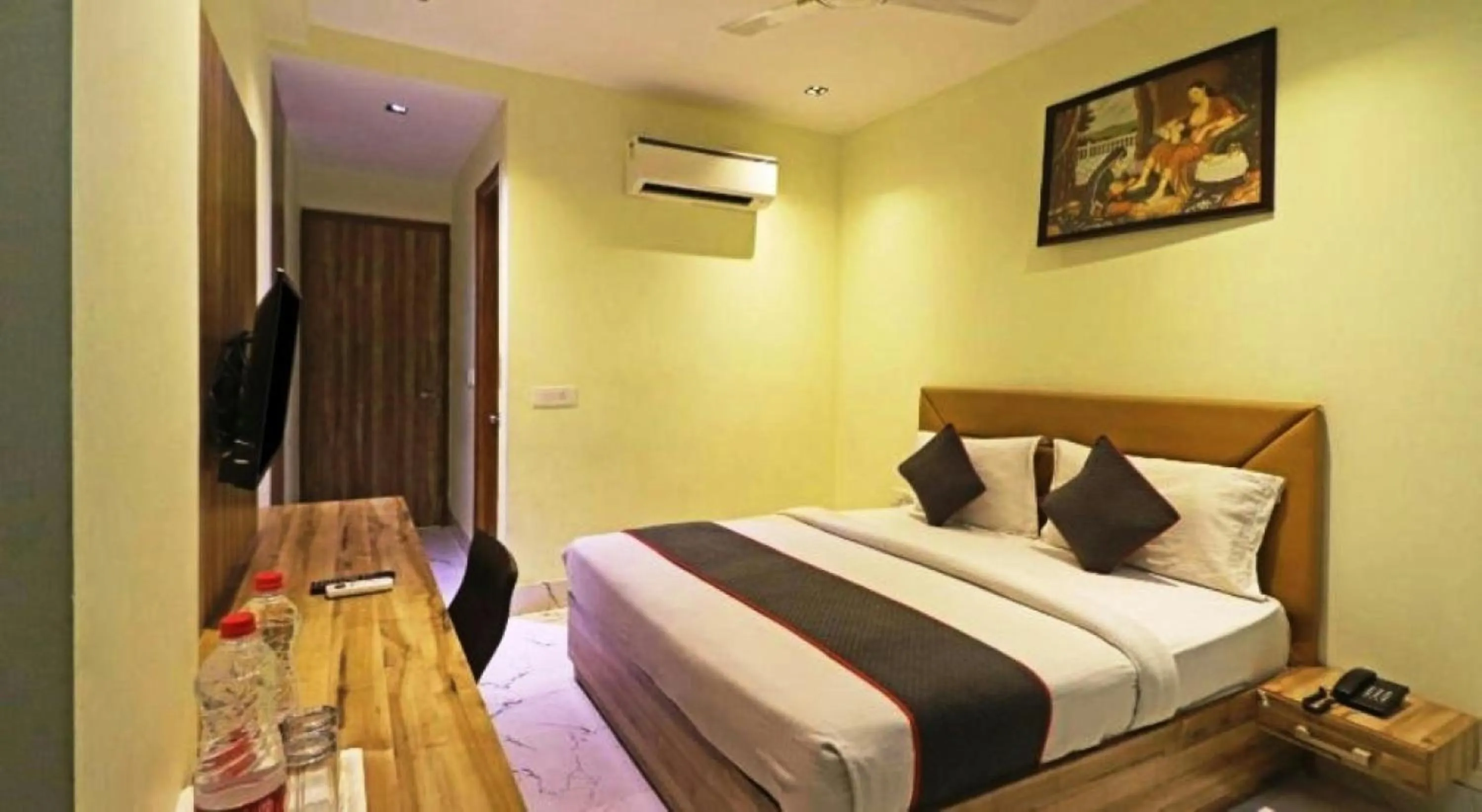 Photo of the whole room in Hotel Sohrai Inn