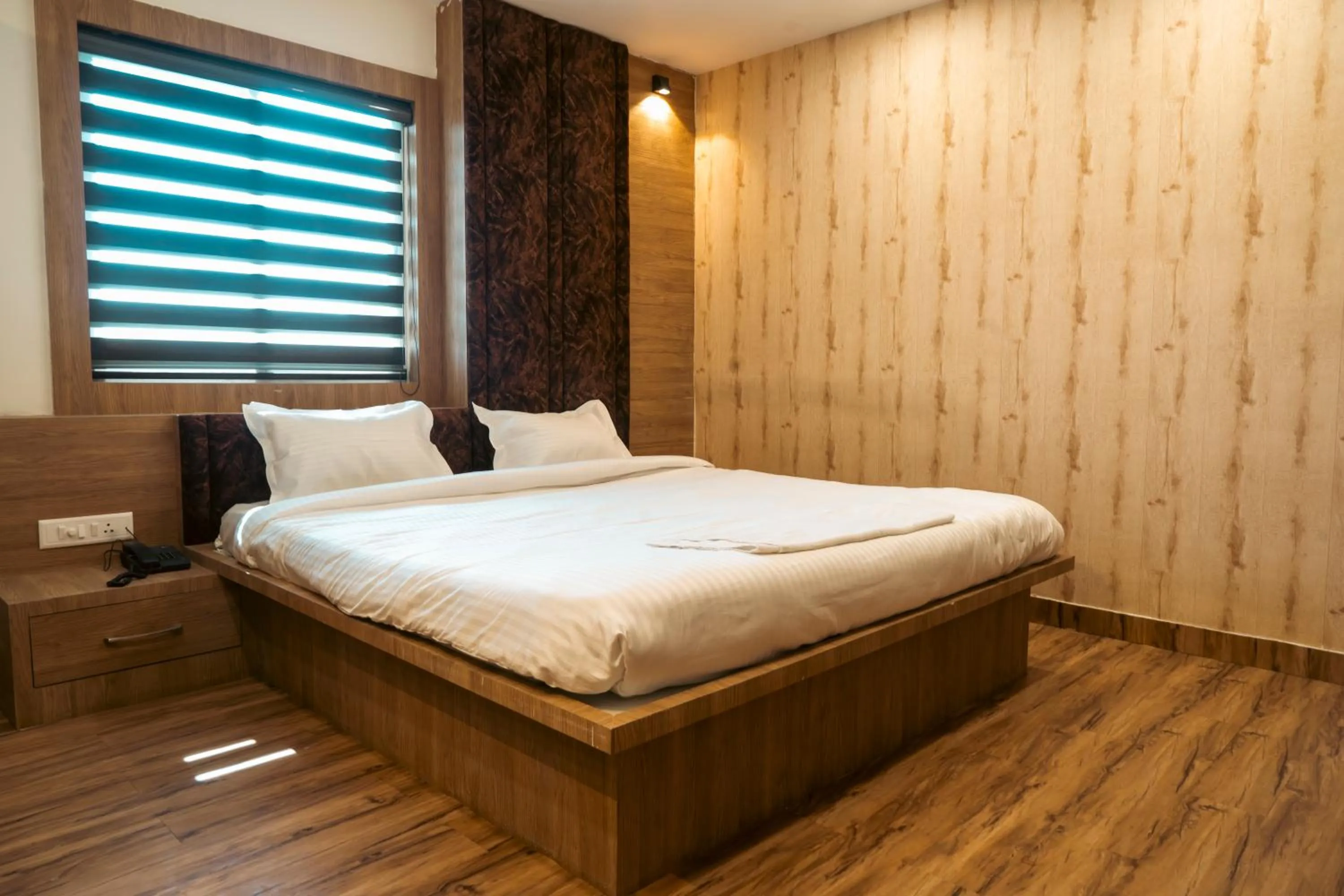 Bed in Hotel Sohrai Inn