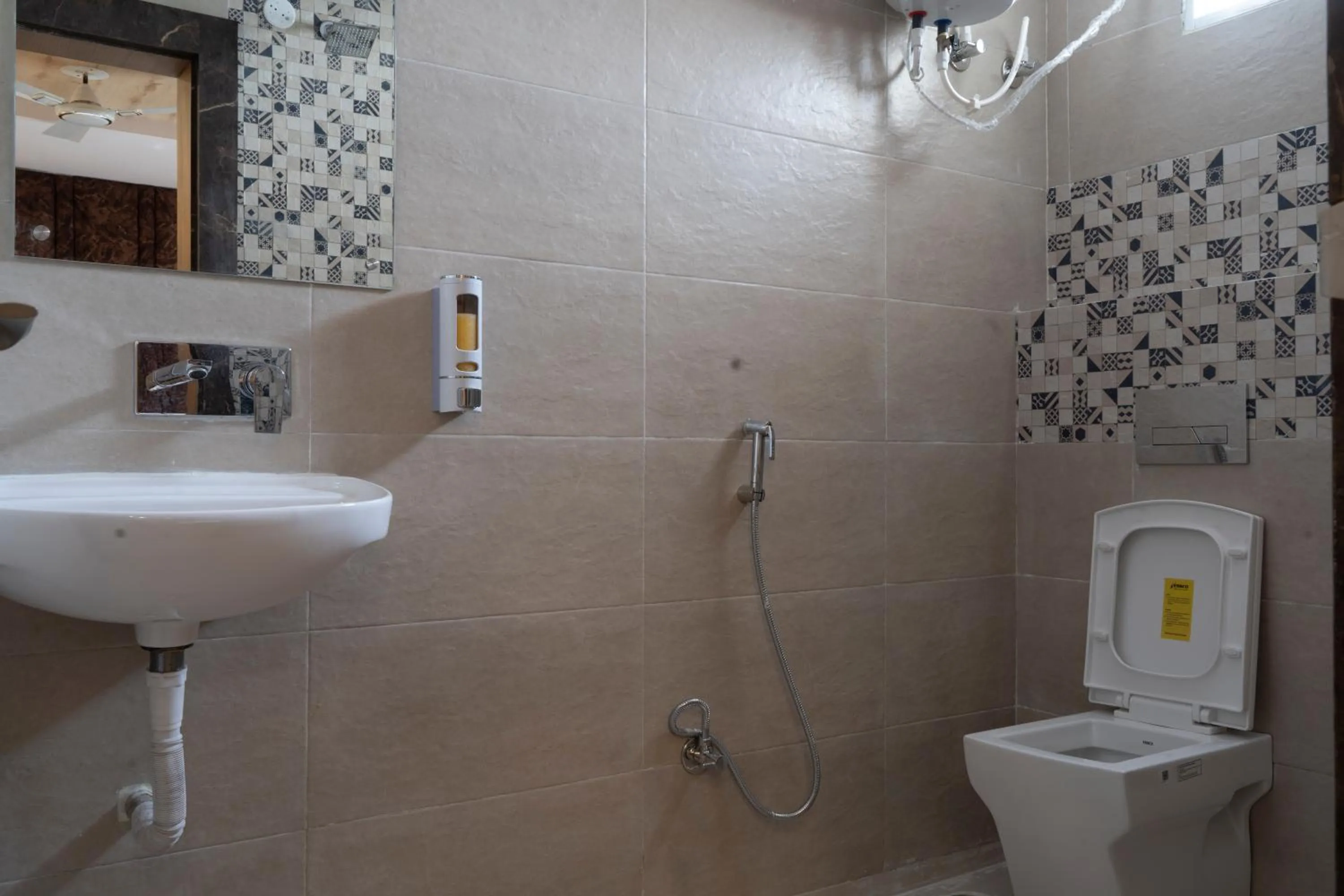 Toilet in Hotel Sohrai Inn