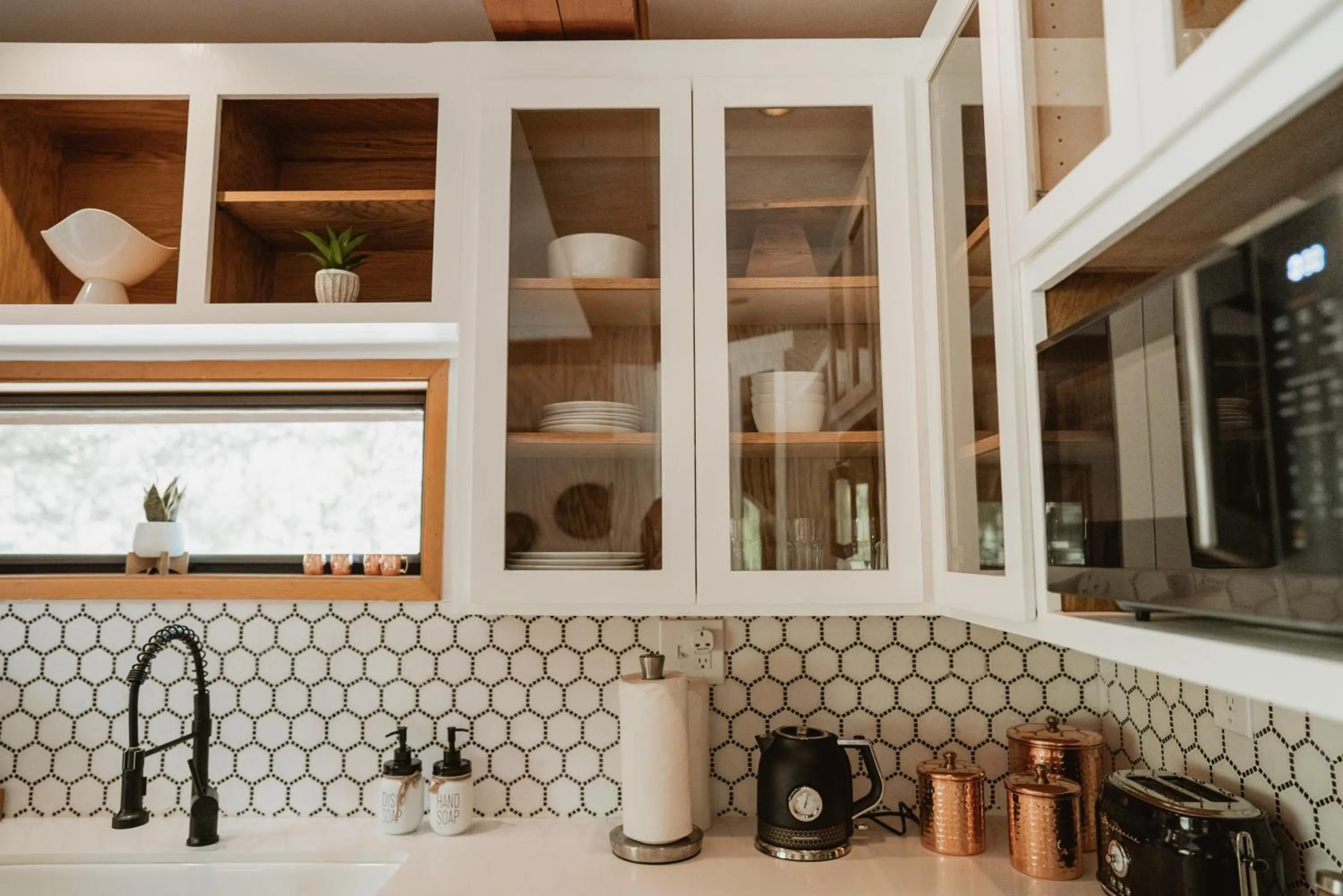 Kitchen or kitchenette in Romantic Forest Lovers Nest by Casa Oso