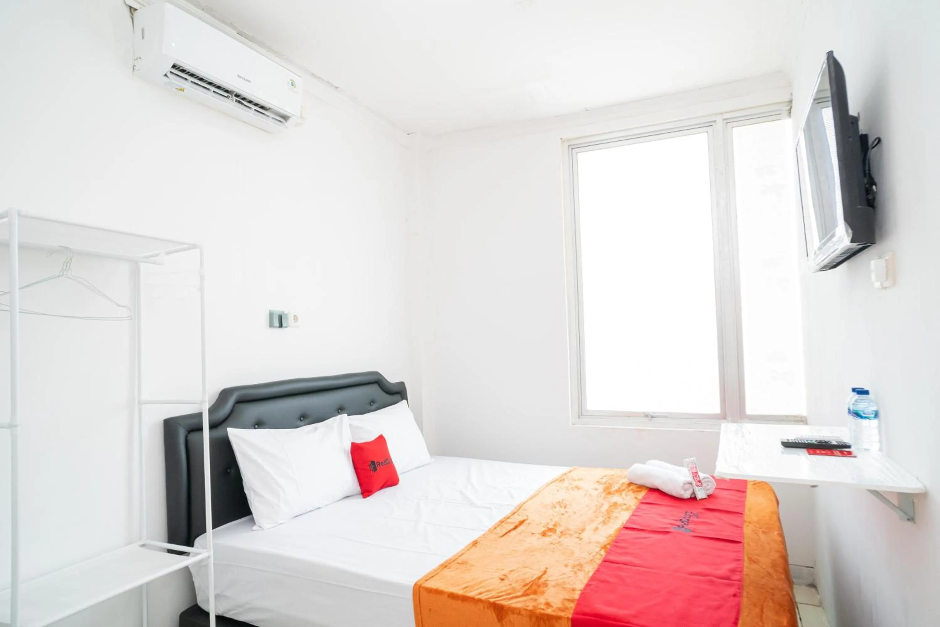 Bedroom, Bed in RedDoorz @ Aralia Harapan Indah