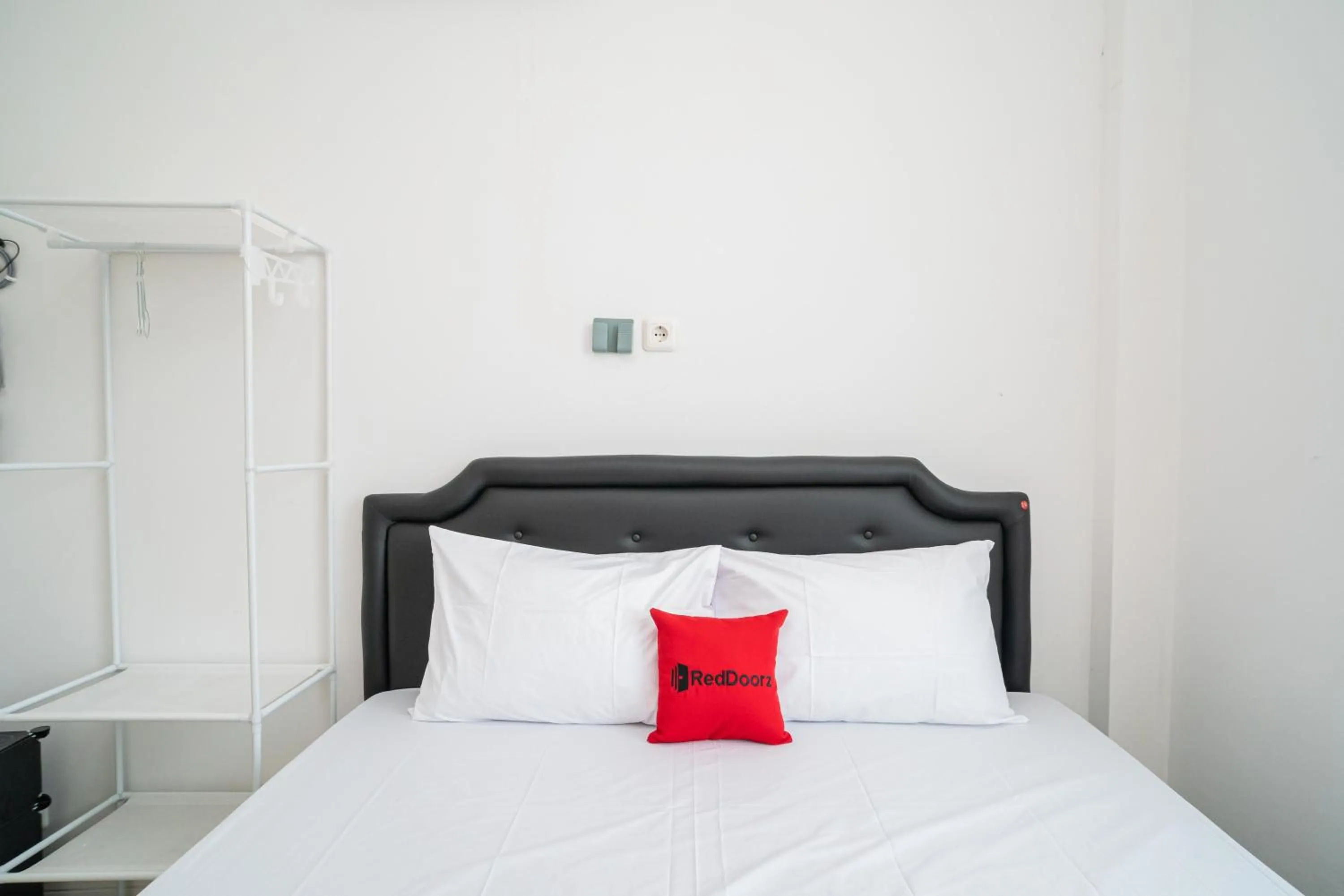 Bedroom, Bed in RedDoorz @ Aralia Harapan Indah