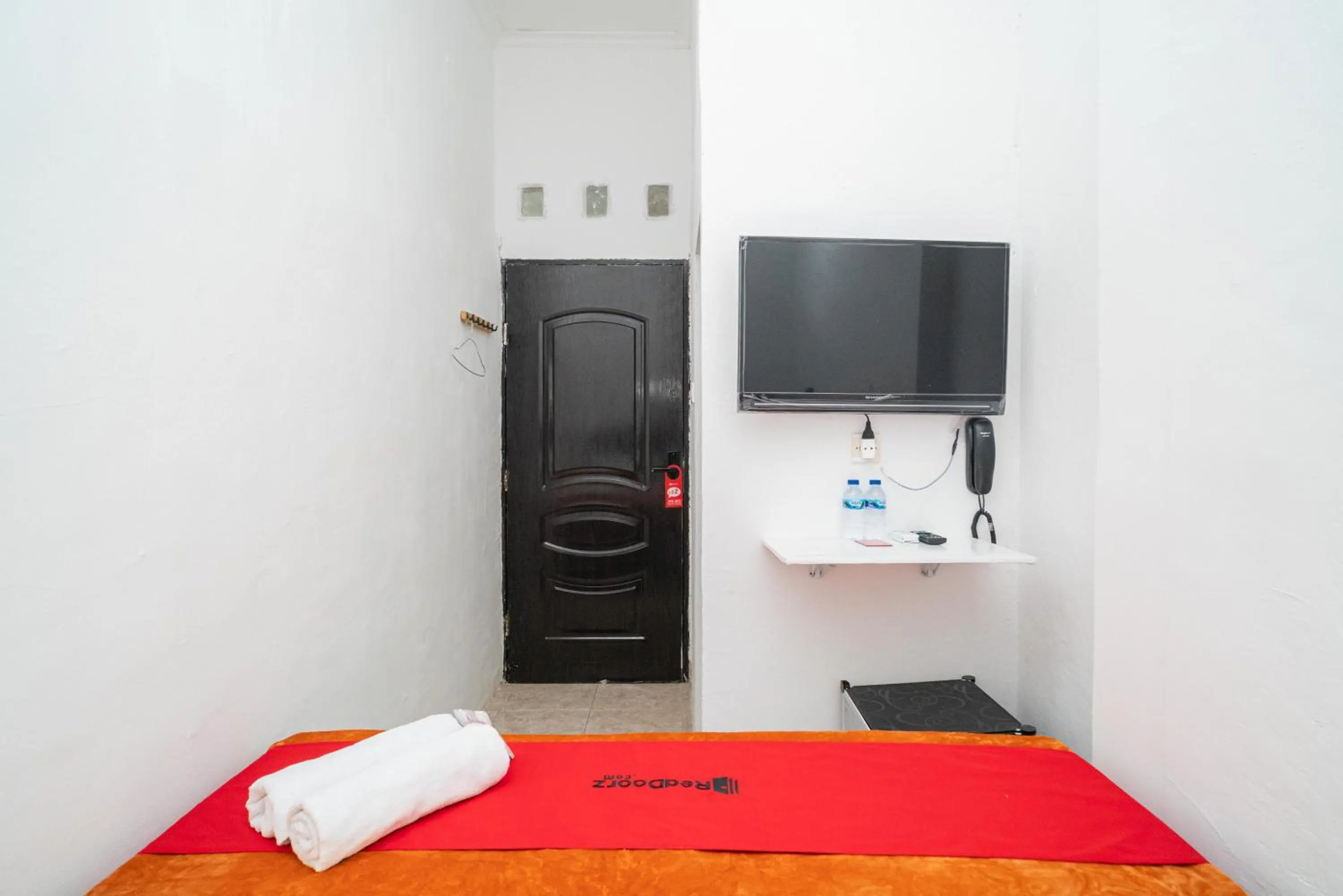 Bedroom, Bed in RedDoorz @ Aralia Harapan Indah